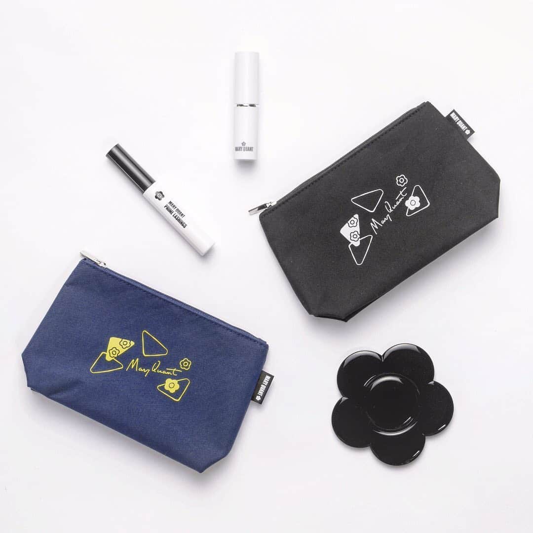 MARY QUANT officialさんのインスタグラム写真 - (MARY QUANT officialInstagram)「印象的な目もとを叶えるアイテムが スペシャルセットになって登場！ MARY QUANT ONLINE SHOP 限定 - アイケアスペシャルセット メークも映えるくすみ※のない目もと &ツヤのあるまつ毛をキープ　※乾燥による - オリジナルポーチは2色から選んで - #モイスチャーアイケアスティック みずみずしくハリのある目もとへ導く スティック状のアイクリーム - #プライムラッシングス しなやかでコシのあるまつ毛に整えるまつ毛用美容液 マスカラの下地にも - #マリークヮントコンパクトミラー コンパクトのフタをひっくり返すと スタンド式になるミラー - #オリジナルポーチ アイオープナーのイラストがキュートな マチ付きポーチ - #MARYQUANT #NEWITEMS #LIMITED #FASHION #2020AUTUMN #COSMETICS #BEAUTY #MOISTUREEYECARESTICK #PRIMELASHINGS #COMPACTMIRROR #POUCH - #マリークヮント #アイケア #アイクリーム #スティック状アイクリーム #アイバーム #まつ毛ケア #まつ毛下地 #マスカラ下地 #コンパクトミラー#ミラー #鏡 #化粧用ミラー #スタンドミラー #ポーチ #コスメポーチ」9月14日 16時53分 - maryquant_official
