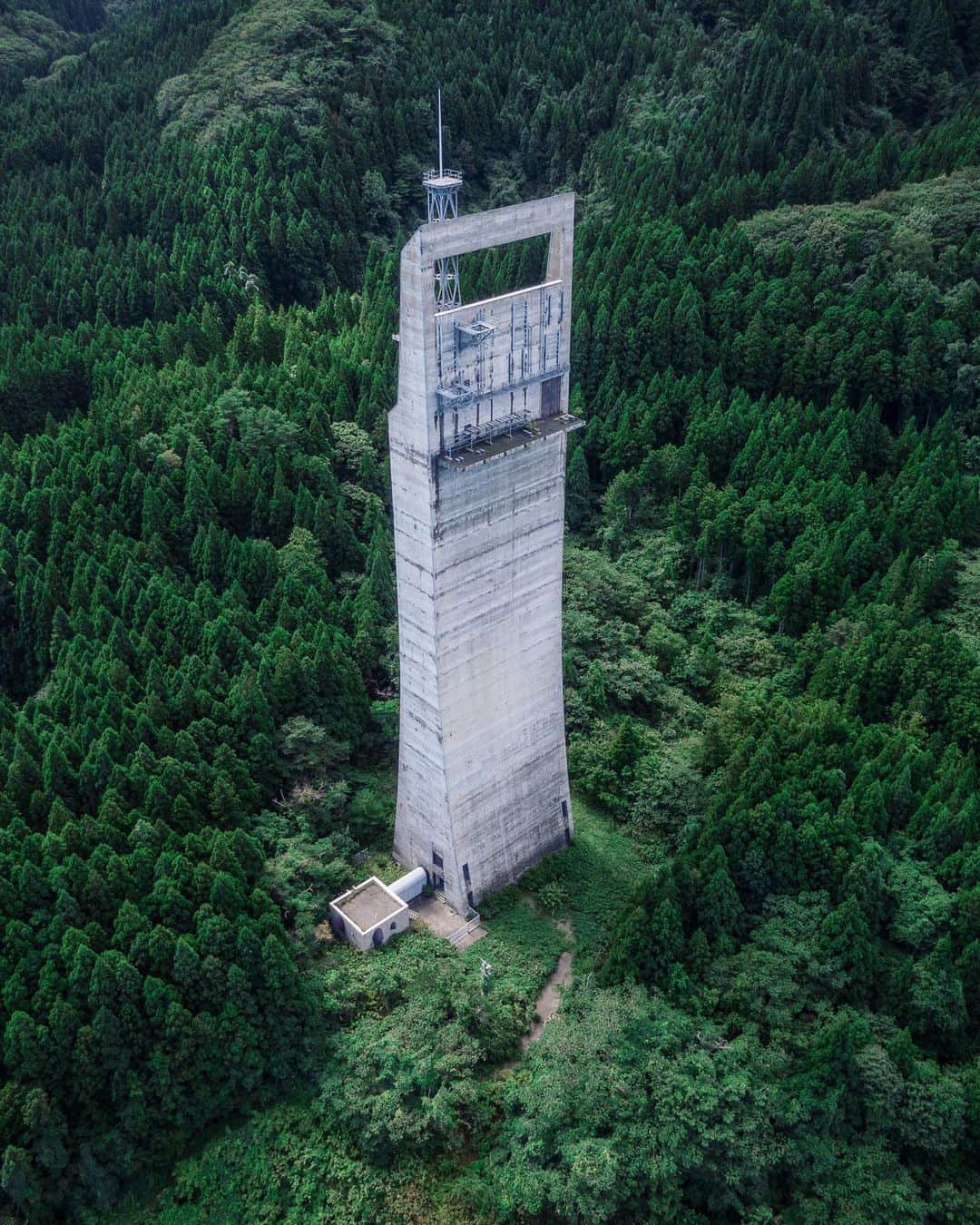 啝 （わ）のインスタグラム：「Farthest Tower 𓆲 𓆲 𓆲 #droneoftheday #djimavicpro #djiglobal #drone #dronephotography #dronestagram #dji #topdronephotos #fromwhereidrone #wedroneasia #droneosoar #skyhilife  #japan_urbex #JJ_URBEX #made_in_decay #kf_urbandonedmasks #KINGS_ABANDONED #m3xtures #Meistershots #moodygrams #nature_takes_over #natures_reclaim #ominous_perfection #pr0ject_uno #rsa_preciousjunk #savethedecay #sfx_decay」
