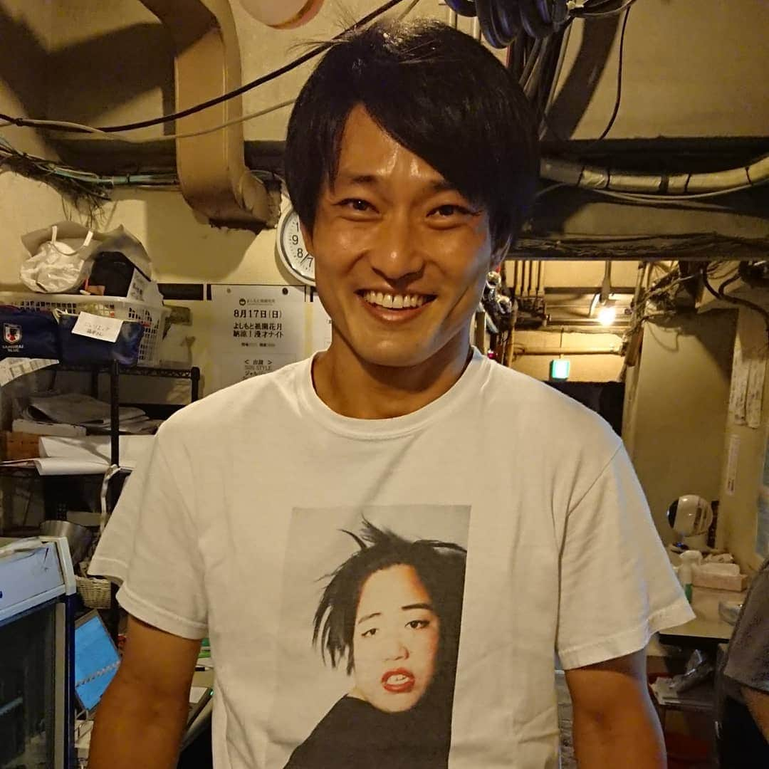 安尾信乃助のインスタグラム：「１人だけで撮らしてって言うたらマスクはずしてくれたやつ。  #ジャルジャル福徳 #ゆりやんのTシャツ  #おめでとう #吉本新喜劇 #よしもと新喜劇 #安尾信乃助 #」