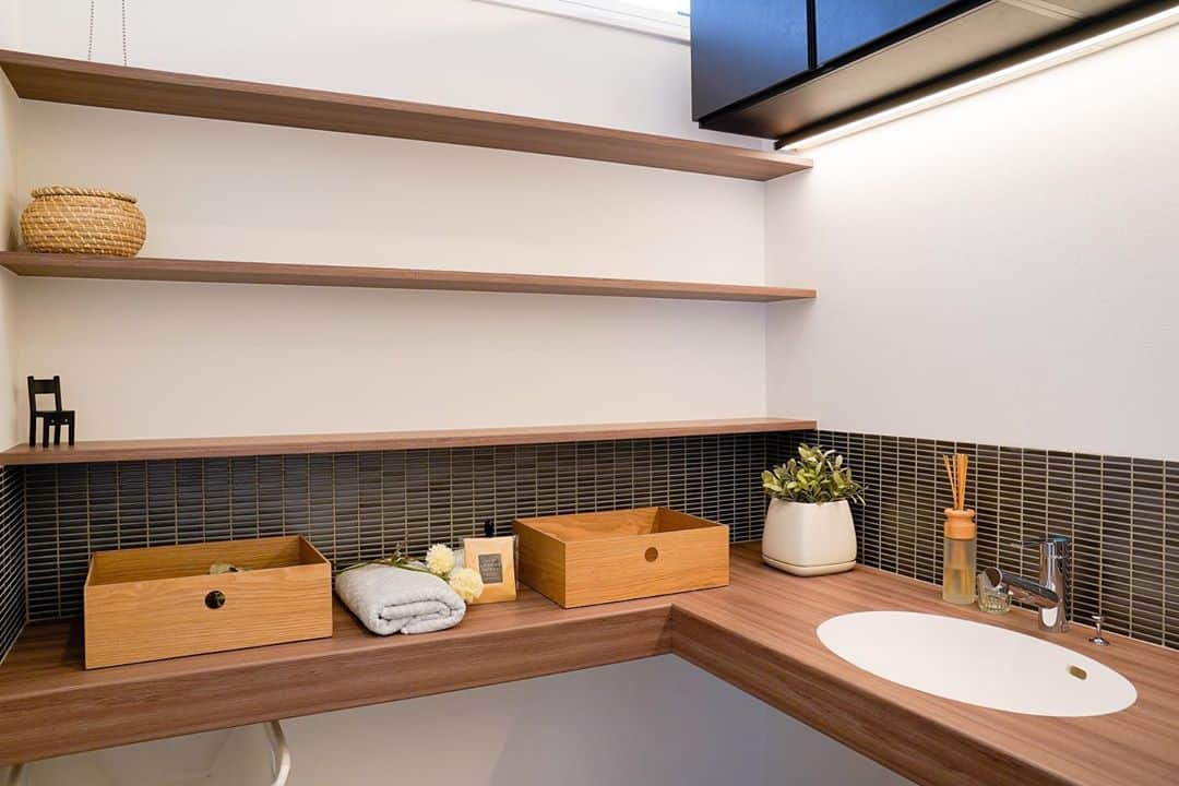 京都建物さんのインスタグラム写真 - (京都建物Instagram)「＼造作洗面台♪／﻿ ﻿ 暗めの色でシンプルにまとめた洗面スペース♪﻿ 立ち上がりの紺のタイルが空間を引き締めてくれています☺︎❤︎﻿ ﻿ 造作の棚にはお気に入りのバスケット🧺や収納ボックスにタオルやパジャマを収納すれば、すっきりとした空間に…✨﻿ ﻿ ﻿ 京都建物では、お打ち合わせを重ねながら、﻿ お客様一組一組の生活動線に合わせて様々なご提案を致します。﻿ あなたの家が世界で一番素敵な場所であるために。﻿ 京都建物が“理想のあなたの家づくり”をサポート致します！﻿ ﻿ まずは、お気軽に京都建物モデルハウス・コンセプトハウスへお越しください♪﻿ きっと、家づくりのヒントが見つかる有意義な時間が過ごせるはずです！﻿ ﻿ あなたのお越しをお待ちしております♪﻿ ﻿ ﻿ ギャラリーページはホームページから チェック頂けます◎﻿ ■トップページのURLをクリック■﻿ ﻿ 【あなたの家それは世界で一番素敵な場所】﻿ ---------------------﻿ more phots...👉@kyototatemono_﻿ ---------------------﻿ ﻿ 地震に強く、夏は涼しく、冬は暖かくて住み心地の良い、おしゃれな #マイホーム を建てたい！﻿ 今の住まいを自分の好みに建て替えたい！﻿ そんな方は、ぜひ#京都建物　にご相談下さい ↓プロフィール欄からHPに移動できます。﻿ ---------------------﻿ @kyototatemono_﻿ ---------------------﻿ ﻿ お家のあれこれ住まいづくりの﻿ ヒントはこちらで随時更新中❗﻿ ↓↓↓﻿ ----------------------﻿ @_kyototatemono_﻿ ----------------------﻿ ﻿ #京都建物 ﻿ #京都建物株式会社﻿ #注文住宅 ﻿ #自由設計 ﻿ #京都新築﻿ #宇治新築﻿ #京都工務店﻿ #宇治工務店﻿ #京田辺新築 ﻿ #城陽新築﻿ #宇治分譲地﻿ #新築分譲地﻿ #宇治市﻿ #アイアン手すり﻿ #アイアン吹抜け﻿ #新築 ﻿ #新築一戸建て ﻿ #アイアン﻿ #工務店 ﻿ #マイホーム計画﻿ #洗面スペース﻿ #インテリア ﻿ #畳スペース﻿ #和ダイニング﻿ #ダウンライト﻿ #京都分譲地 ﻿ #京都ランチ﻿ #京都グルメ」9月14日 11時41分 - kyototatemono_