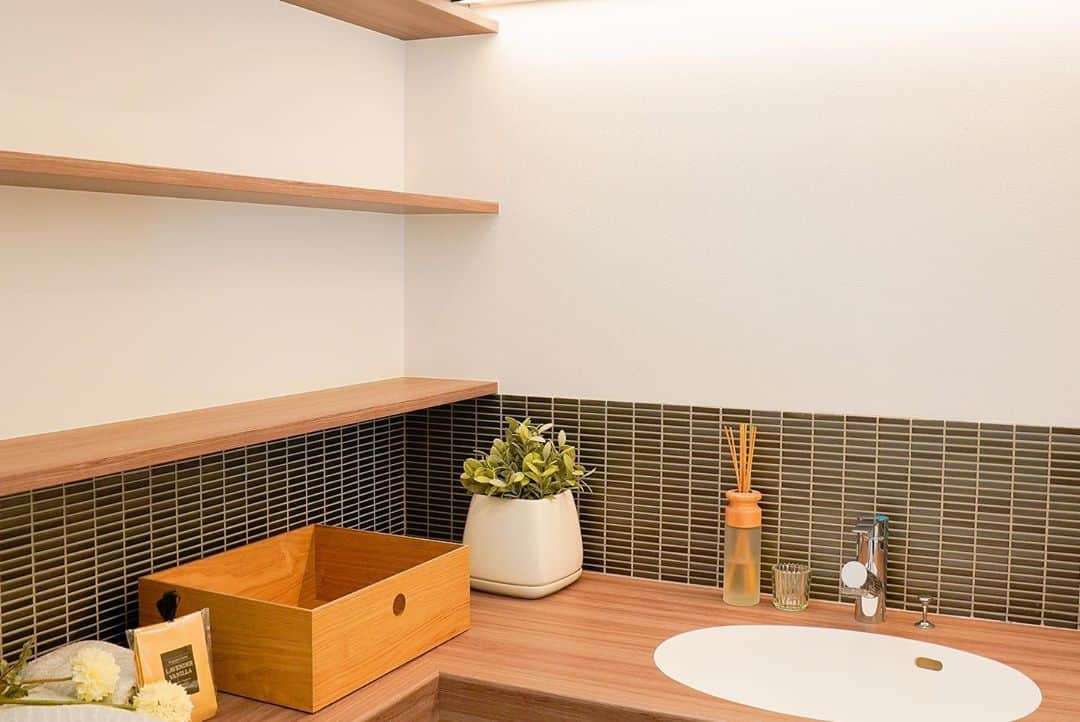 京都建物さんのインスタグラム写真 - (京都建物Instagram)「＼造作洗面台♪／﻿ ﻿ 暗めの色でシンプルにまとめた洗面スペース♪﻿ 立ち上がりの紺のタイルが空間を引き締めてくれています☺︎❤︎﻿ ﻿ 造作の棚にはお気に入りのバスケット🧺や収納ボックスにタオルやパジャマを収納すれば、すっきりとした空間に…✨﻿ ﻿ ﻿ 京都建物では、お打ち合わせを重ねながら、﻿ お客様一組一組の生活動線に合わせて様々なご提案を致します。﻿ あなたの家が世界で一番素敵な場所であるために。﻿ 京都建物が“理想のあなたの家づくり”をサポート致します！﻿ ﻿ まずは、お気軽に京都建物モデルハウス・コンセプトハウスへお越しください♪﻿ きっと、家づくりのヒントが見つかる有意義な時間が過ごせるはずです！﻿ ﻿ あなたのお越しをお待ちしております♪﻿ ﻿ ﻿ ギャラリーページはホームページから チェック頂けます◎﻿ ■トップページのURLをクリック■﻿ ﻿ 【あなたの家それは世界で一番素敵な場所】﻿ ---------------------﻿ more phots...👉@kyototatemono_﻿ ---------------------﻿ ﻿ 地震に強く、夏は涼しく、冬は暖かくて住み心地の良い、おしゃれな #マイホーム を建てたい！﻿ 今の住まいを自分の好みに建て替えたい！﻿ そんな方は、ぜひ#京都建物　にご相談下さい ↓プロフィール欄からHPに移動できます。﻿ ---------------------﻿ @kyototatemono_﻿ ---------------------﻿ ﻿ お家のあれこれ住まいづくりの﻿ ヒントはこちらで随時更新中❗﻿ ↓↓↓﻿ ----------------------﻿ @_kyototatemono_﻿ ----------------------﻿ ﻿ #京都建物 ﻿ #京都建物株式会社﻿ #注文住宅 ﻿ #自由設計 ﻿ #京都新築﻿ #宇治新築﻿ #京都工務店﻿ #宇治工務店﻿ #京田辺新築 ﻿ #城陽新築﻿ #宇治分譲地﻿ #新築分譲地﻿ #宇治市﻿ #アイアン手すり﻿ #アイアン吹抜け﻿ #新築 ﻿ #新築一戸建て ﻿ #アイアン﻿ #工務店 ﻿ #マイホーム計画﻿ #洗面スペース﻿ #インテリア ﻿ #畳スペース﻿ #和ダイニング﻿ #ダウンライト﻿ #京都分譲地 ﻿ #京都ランチ﻿ #京都グルメ」9月14日 11時41分 - kyototatemono_