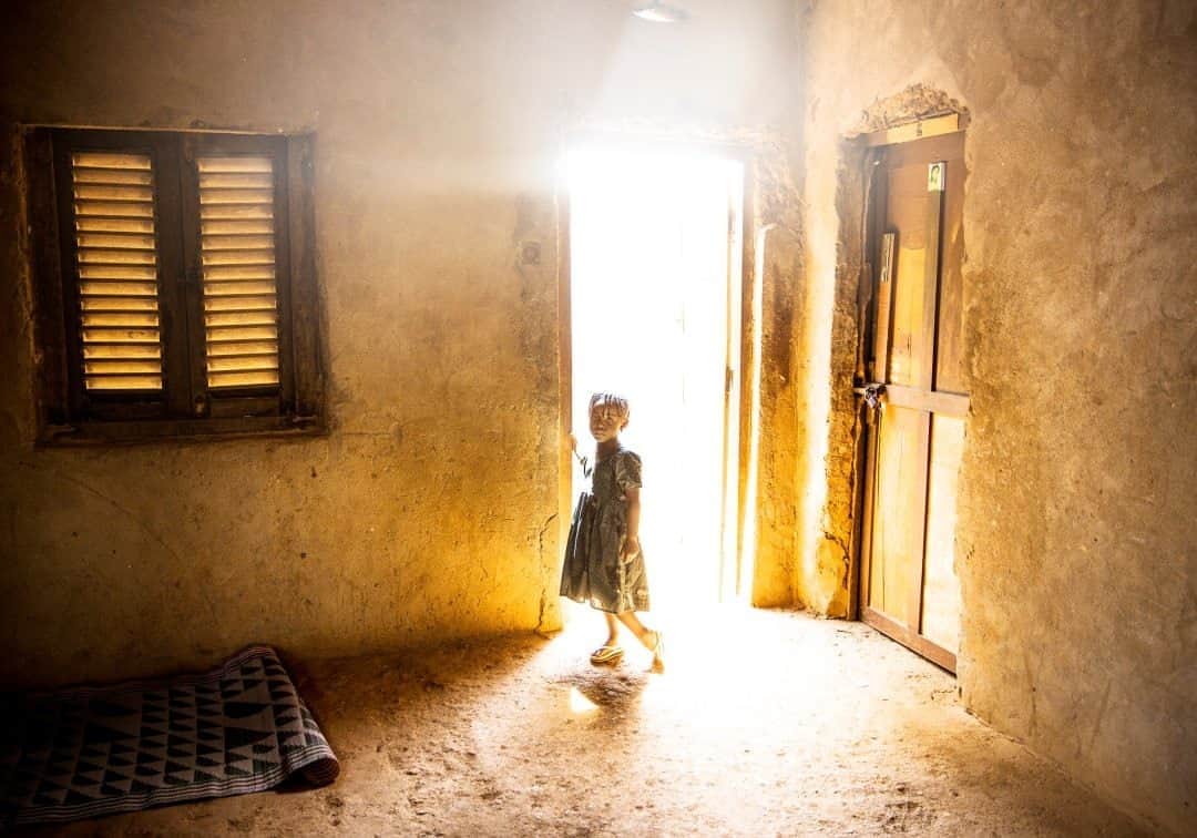 のインスタグラム：「Photo by @williamodaniels  Central African Republic, 2013. This is a girl whose relative was killed by grenade. It was thrown by a Seleka rebel; Central African Republic has been in the throes of civil war since 2013. The country has been vulnerable since gaining independence from France in 1960. In 2014, the UN Development Program rated CAR as the second least developed country in the world. Follow me on @williamodaniels for more stories around the world.」
