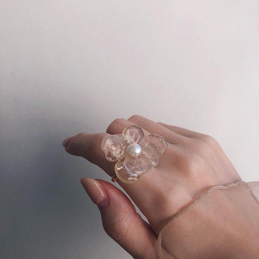 松尾 瞳のインスタグラム：「. 儚げで繊細でかわいくて一目惚れした クリアなお花のリング、、☁️🤍」
