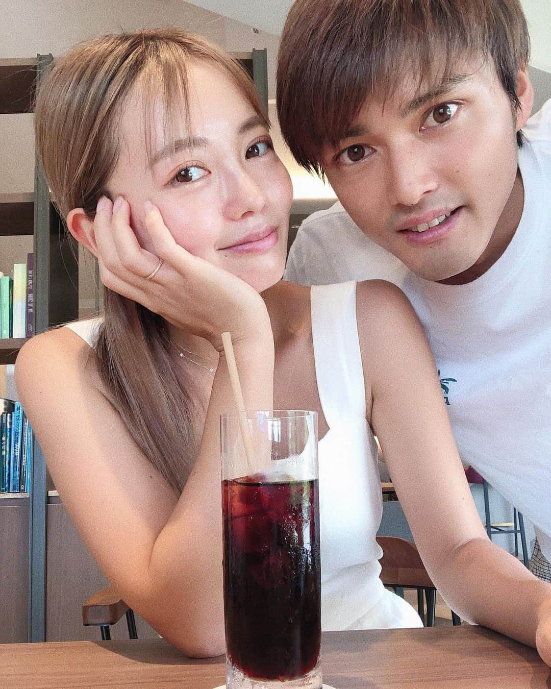 鈴木あやさんのインスタグラム写真 - (鈴木あやInstagram)「たまには2ショ👫 私は顔が丸いから手で隠させていただきます🙃  #夫婦」9月14日 11時46分 - techitechiaya