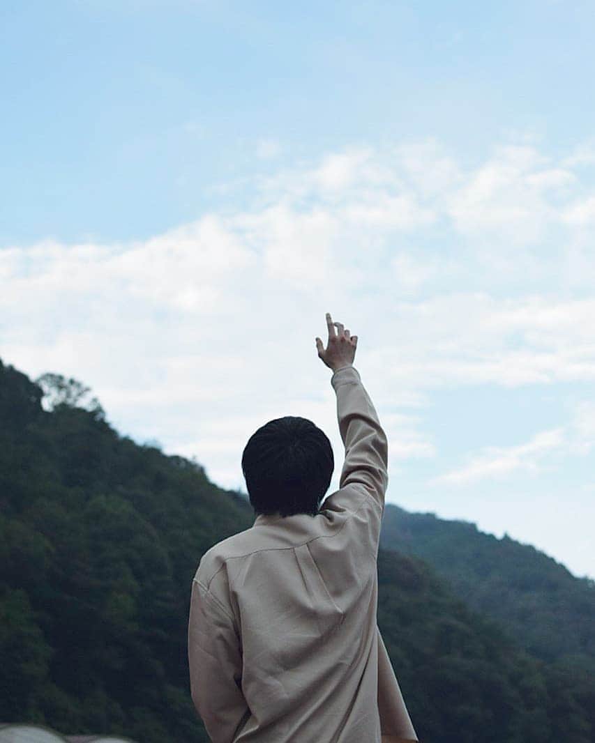 外山将平のインスタグラム：「自然大好きです。 色んなところ旅したいな。  #おはよう#こんにちは #goodmorning  photo by:key  #photooftheday#camera#portrait#model#外山将平#役者#俳優#今日の外山#ootd#Nikon#肌#美肌#一重 #写真#撮影#カメラ#ポートレート#ファインダー越しの私の世界#カメラ好きな人と繋がりたい#筋トレ#作品撮り#黒髪#メガネ男子#秋#空#自然#followｍe」