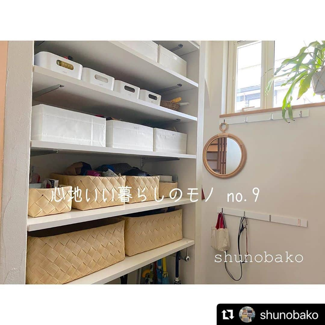 stacksto（スタックストー）のインスタグラム：「👍👍👍  #Repost @shunobako with @make_repost ・・・ 【心地いい暮らしのモノ no.9】  「スタックストーのバスケット」  我が家の玄関収納に使っている#スタックストー のバスケットは軽くて丈夫。  水にも強いのでどんなモノもポンポン放り込めます。  玄関にあると便利なモノはたくさん。 でも細かく分類するのは苦手。  そんな場合でも収納バスケットを置いておくだけで、大きく分類ができます。  ワンバスケットにワンジャンルと決めると戻す時も迷いません。  玄関は家族みんなが使うスペースなので、スッキリ分かりやすい収納がいいですね✨  #玄関収納 #シューズクローゼット  #収納アイデア  #暮らしを楽しむ  #楽な収納  #子どものいる暮らし  #心地いい暮らし  #心を整える #整理収納アドバイザー  #ライフスタイルアドバイザー」