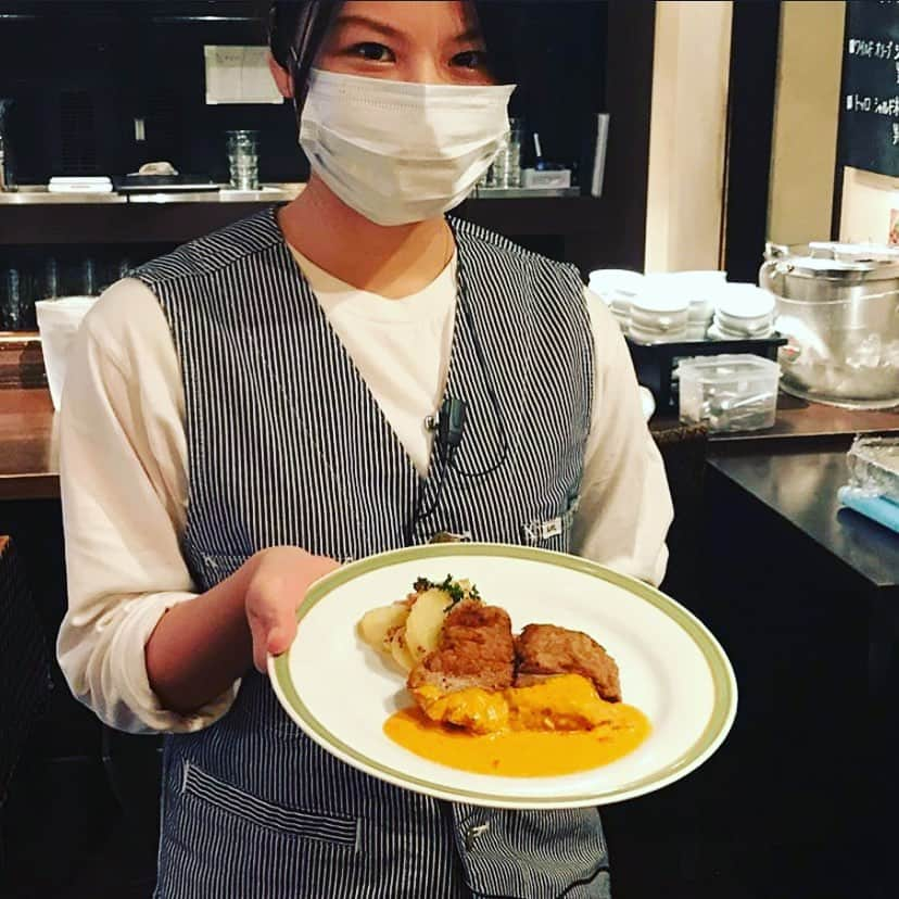 ハース池袋2号店さんのインスタグラム写真 - (ハース池袋2号店Instagram)「こんにちは。﻿ ハースハース池袋2号店です﻿ ﻿ 最近ちょっとずつ涼しくなってきましたがまだまだ毎日暑い日が続きますね💦﻿ 姉妹店ハース池袋1号店で今日も元気いっぱいに営業中です💪﻿ 是非、ご来店お待ちしております。﻿ 店内は、涼しく営業中です🎐﻿ ﻿ 今週のランチメニューはこちらです♪﻿ ﻿ たまにはゆっくりとランチタイムを楽しまれてはいかがですか？﻿ ﻿ 夜は、中々出歩けないお客様の為に、ディナータイムのメニューもご用意致しております﻿ ﻿ ディナータイムは、生ハムの食べ放題が人気です。﻿ ﻿ コロナ対策もバッチリ👍皆さんをお待ちしております﻿ ﻿ ﻿ ﻿ 【ハース1号店】﻿ 11:30〜15：00  ランチメニュー営業﻿ 17：30〜23：00（L.O.フード22：00　ドリンク22：30）ディナーメニューの営業﻿ 11:30〜15:00まで　お弁当店頭販売﻿ (手作りお弁当500円～　姉妹店コンテのプリンも店頭販売中)﻿ ﻿ ⚠️3密対策﻿ ⚠️除菌徹底﻿ ⚠️スタッフの体調管理徹底﻿ #コロナに負けない﻿ ﻿ #池袋グルメ#池袋テイクアウト#おうちご飯#おうちごはん#池袋誕生日#池袋テイクアウト#池袋デリバリー#池袋ランチ#池袋グルメ#南池袋公園#南池袋公園ランチ#池袋デート#チーズケーキ#池袋イタリアン#池袋カフェ#ロティサリーチキン#池袋コンテ#池袋イタリアン#池袋ルコックロティ#パスタ#池袋ハース#池袋チーズ#ガレット#チーズフォンデュ#ローストビーフ#サラダランチ#池袋ディナー#池袋ハンバーグ#チーズキーマカレー#池袋記念日﻿」9月14日 11時58分 - hearth_ikebukuro2