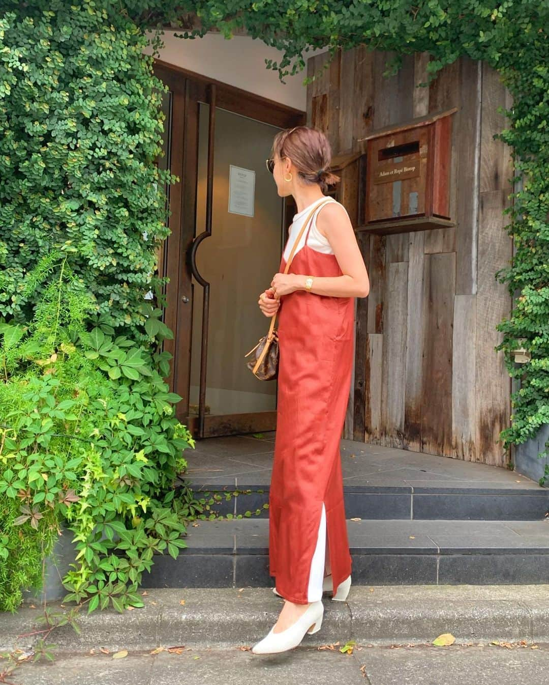 春名亜美さんのインスタグラム写真 - (春名亜美Instagram)「階段から落ちそうになり、面白い格好になりました👻 ・ #シームレスタンクトップ @fromfirstmusee  #サテンワンピ @fromfirstmusee  ワンピの下に履いてる#スリットジャージパンツ @fromfirstmusee  #bag @louisvuitton  #shoes @melissaoficial  ・ サテンワンピは 《神戸BAL POP UP SHOP》のみでの販売です ↓ 住所 〒650-0021 兵庫県神戸市中央区三宮町3-6-1 神戸BAL1階 https://www.bal-bldg.com/kobe/  電話番号 078-391-0501 (代表) (営業時間内でのお急ぎのお問い合わせは、 こちらもご利用ください。 080-8511-7382) ・ ・ ・ #fromfirstmusee #MUSEE #フロムファーストミュゼ #ママコーデ #ママコーディネート #ootd #outfit #coordinate #louisvuitton」9月14日 11時51分 - amiharunaami