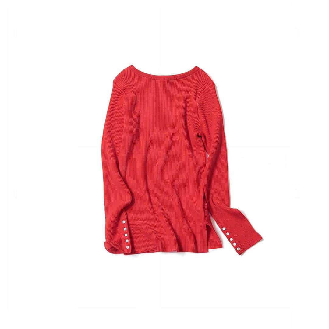 のインスタグラム：「・ New♦️Arrival・ ・ ♦︎MACPHEEマカフィー／ボートネックリブニット（Red) ・ 上質なコットン糸で仕立てたリブニット。ボディーに優しくフィットする女性らしいシルエットが魅力的な一着。 シンプルなデザインな中にも両サイドのスリットと、袖口のボタンがアクセントになり、一枚でもスタイリングの決まるアイテムです。 ジャケットやブルゾンのインナーとしても活躍でき、秋口から春先までロングシーズンお使い頂けます。  ・ #kkcloset #kkshop #菊池京子 #kyokokikuch #coordinate #code #ootd #outfit #kotd #カジュアル #follow #style #fashion #ファッション #秋冬 #happy #feminine #knit #red #赤 #frenchnails」