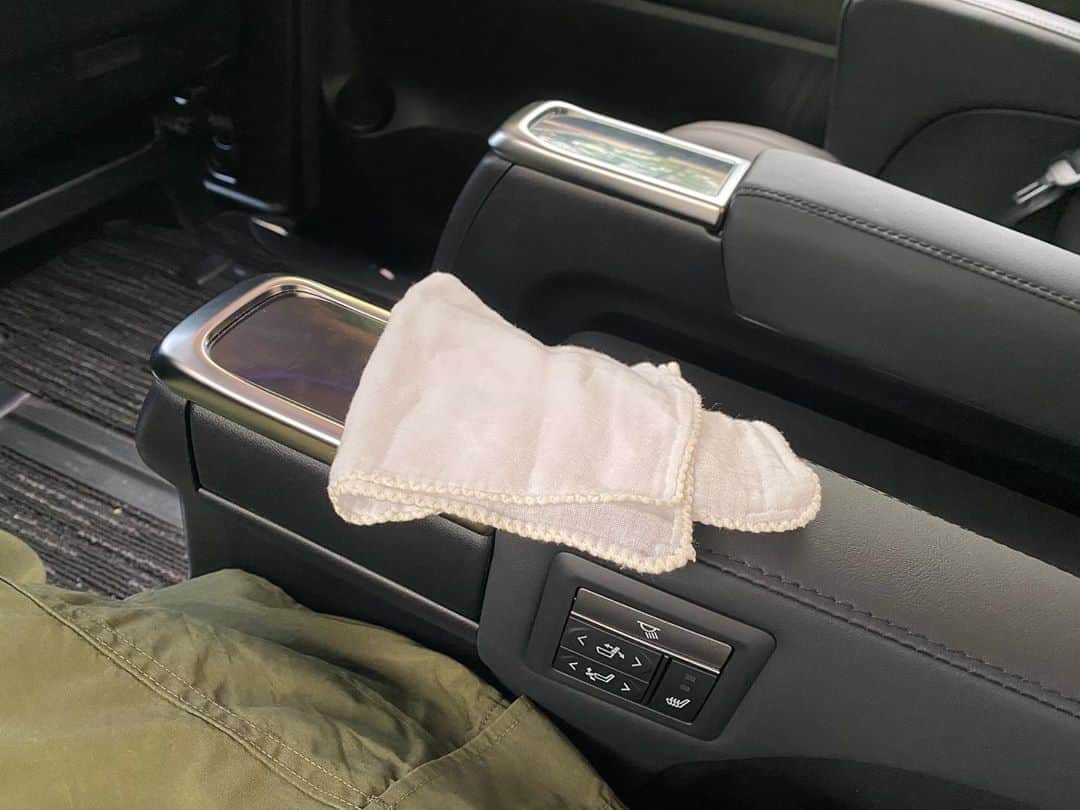 チャウ・パッホウさんのインスタグラム写真 - (チャウ・パッホウInstagram)「當爸爸去工作 在車上拾到囡囡的紗巾 🧡🧡🧡🧡🧡🧡🧡 😍😍😍😍😍😍😍 🤤🤤🤤🤤🤤🤤🤤」9月14日 11時59分 - punkhippie