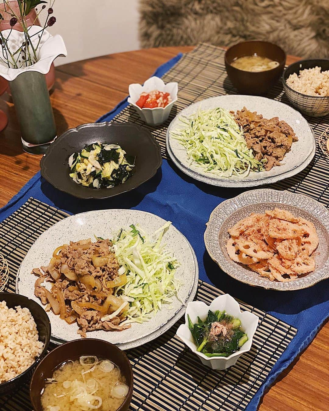 上原歩さんのインスタグラム写真 - (上原歩Instagram)「生姜焼きごはん🤍  ガッツリお肉なので、副菜はお野菜で。  ○生姜焼きしそキャベツ ○明太れんこん ○レタスきゅうりワカメのごま酢醤油あえ ○しじみのお味噌汁  千切りキャベツには紫蘇を混ぜるのが私流。  久しぶりの生姜焼き、美味しかった🤍  ___________________________  #love #life #cooking #おうちごはん #あゆれしぴ　 #あゆめし」9月14日 11時56分 - ayumiuehara