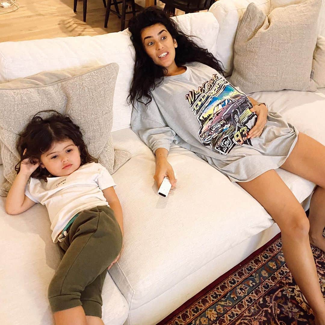 Sazan Hendrixさんのインスタグラム写真 - (Sazan HendrixInstagram)「Shout out to the real ones who are down to be ratchet couch potatoes together and also fly beach bums feeling themselves. 😎 Love my spicy but chill little burrataaaa 🤪 #teenyandme #mycozybuddy #bestie #pregnantlife」9月14日 11時57分 - sazan