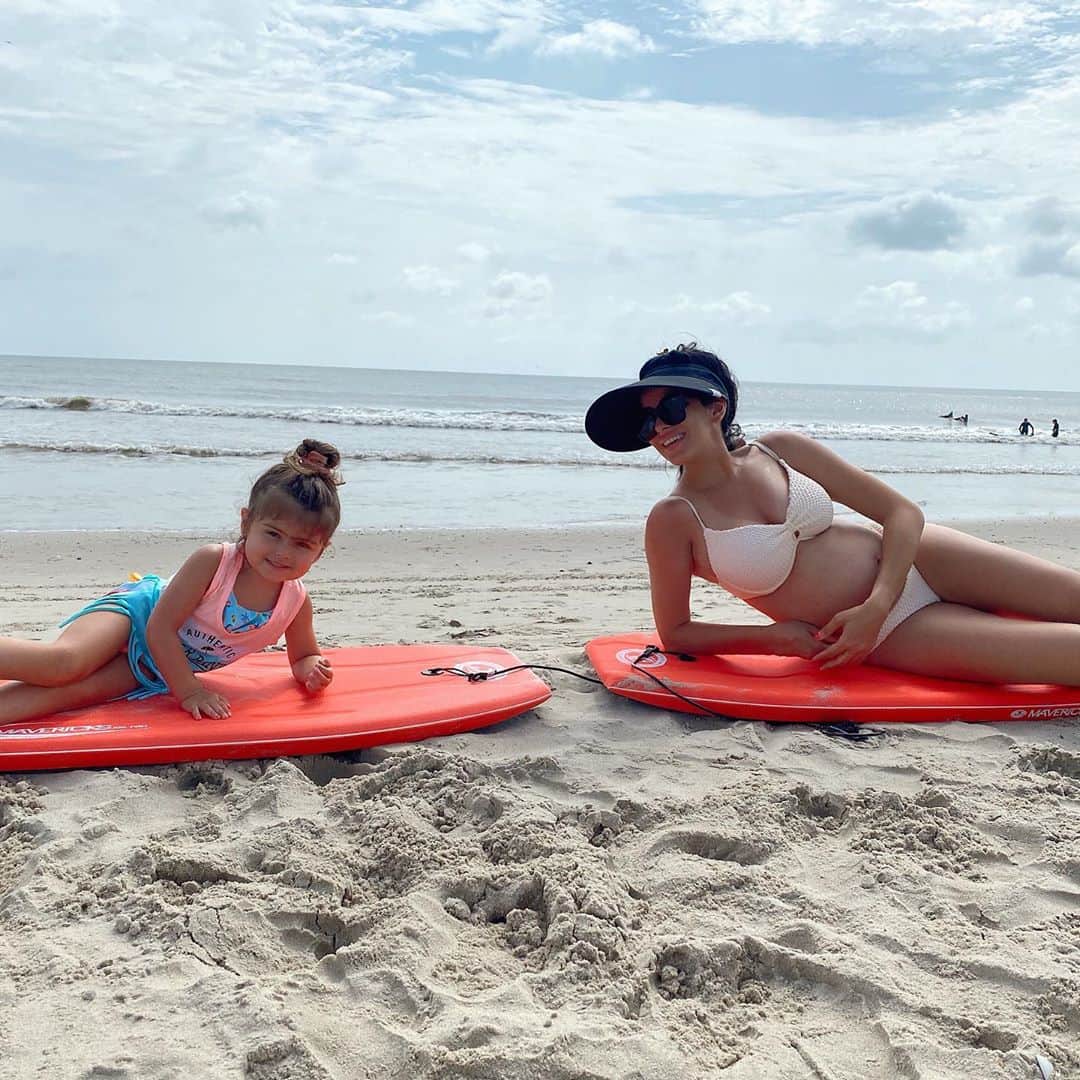 Sazan Hendrixさんのインスタグラム写真 - (Sazan HendrixInstagram)「Shout out to the real ones who are down to be ratchet couch potatoes together and also fly beach bums feeling themselves. 😎 Love my spicy but chill little burrataaaa 🤪 #teenyandme #mycozybuddy #bestie #pregnantlife」9月14日 11時57分 - sazan