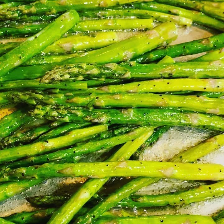 ケリスのインスタグラム：「Asparagus are a natural diuretic which is what we want cause the more water I drink and veggies like this it helps shed the excess water . I love a one pot dish. This is chicken in a salsa criolla . this recipe I will post for you . Next.」