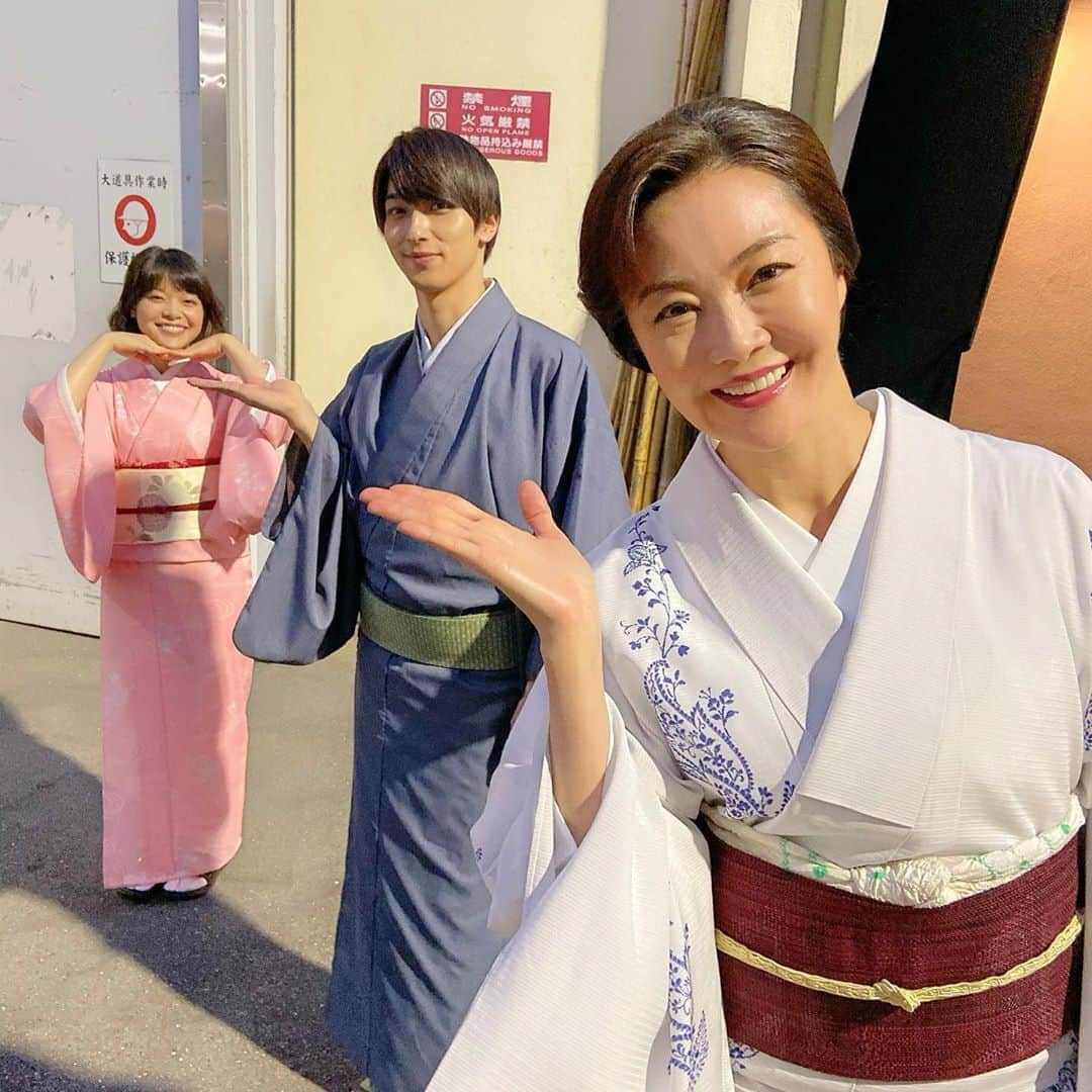 【公式】私たちはどうかしているのインスタグラム：「﻿ ‪オフショ公開‼️本日はこちら🌟‬﻿ ﻿ ‪#本当は家族になるはずだった‬﻿ ‪#お三方のレアな3S📸‬﻿ ‪#栞ちゃんチクりに来ちゃいましたぁ🤗‬﻿ ‪#の図w‬﻿ ‪#栞ちゃん今後の行動に注目です👀‬﻿ ‪#私たちはどうかしている ‬﻿ ‪#わたどう‬﻿ ‪#浜辺美波‬﻿ ‪#横浜流星‬﻿ ‪#岸井ゆきの‬﻿ ‪#観月ありさ‬﻿ ‪#第6話9月16日放送‬」