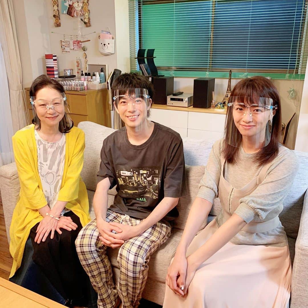 のインスタグラム：「香とゆう夫婦の横にいるのは・・・ゆうのお母さん！ゆうの母親・牧子さん登場でございますー。新婚夫婦の家にお義母さん・・・一緒に暮らしているパターンなのか？はたまた、よく遊びに来る仲良しお義母さんなのか？さて、どちらなのか３人のかしこまった写真と仲良し写真両方載せておきますので、たくさん想像を膨らませてくださいませ。 #タラレバ #東京タラレバ娘 #タラレバ2020 #東村アキコ #既婚者のみなさまお待たせしました #共感が爆発するお時間です #結婚しているからこそ #わかるーっていうポイント満載です #結婚していない人は #ふむふむ #って思いながら見ていてください #吉高由里子 #榮倉奈々 #大島優子 #坂口健太郎 #鈴木亮平 #田中圭 #平岡祐太 #石川恋 #松下洸平 #渡辺大知 #山下容莉枝」