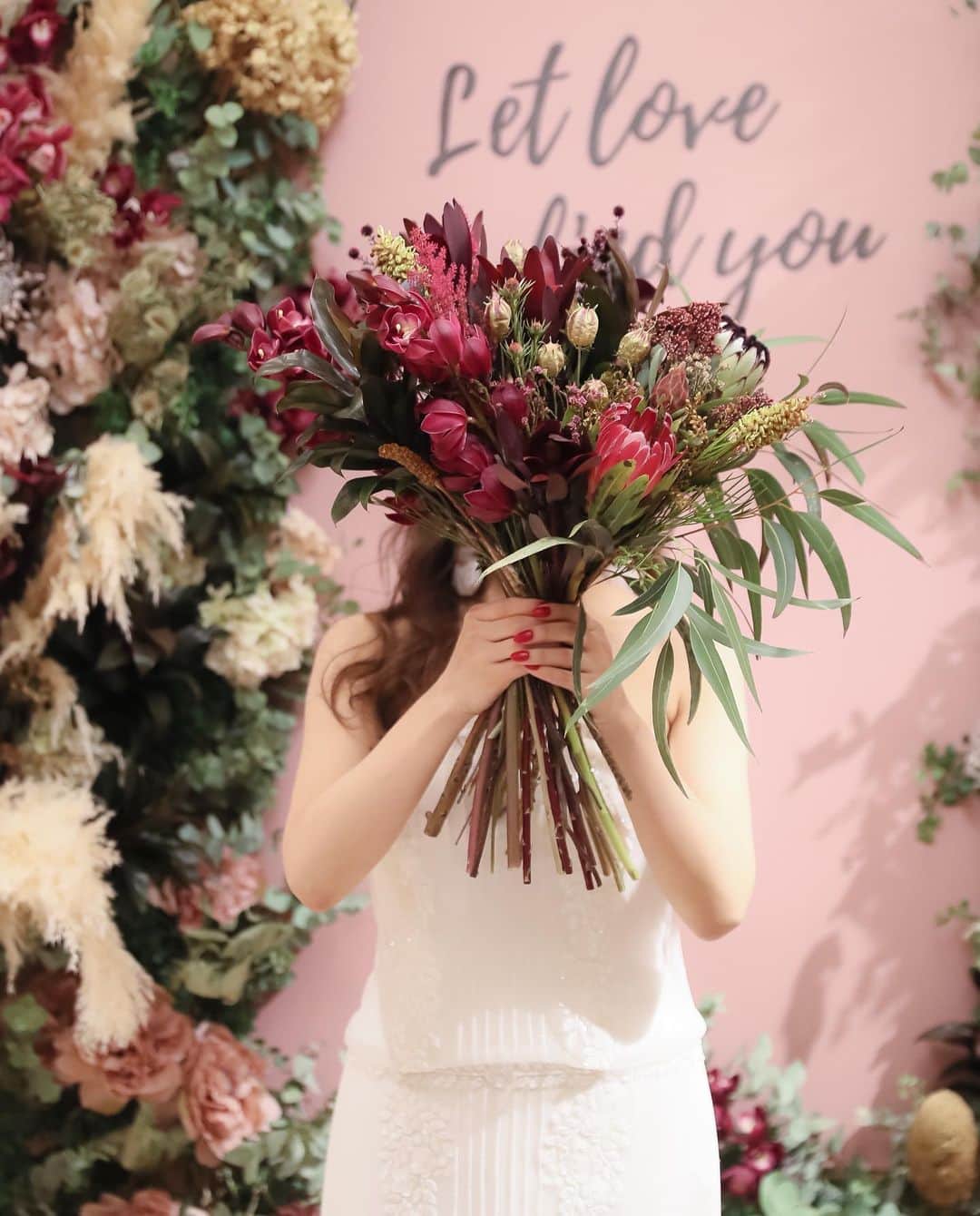 TAKE and GIVE NEEDS(T&G公式) さんのインスタグラム写真 - (TAKE and GIVE NEEDS(T&G公式) Instagram)「・ 【#weddingbouquet 】 ・ 赤でも黒でもない 深みあるボルドーの花を束ねたブーケ💐 ・ 会場👉 #trunkbyshotogallery ・ 【#tg花嫁】 ↑タグ付けしてフォロー&投稿お願いします☺︎ ＝＝＝＝＝＝＝＝＝＝＝＝＝＝＝＝＝＝＝＝＝＝＝＝＝ 結婚式準備に役立つ情報や会場イベントなどウェディングに関する様々な情報は、公式twitterでお届けしているのでこちらもフォローお願いします！ プロフィール欄のURLをクリック👆 ＝＝＝＝＝＝＝＝＝＝＝＝＝＝＝＝＝＝＝＝＝＝＝＝＝」9月14日 12時05分 - takeandgiveneeds_official