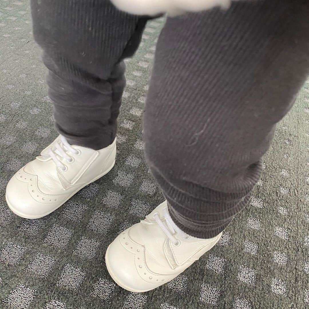 Keikooooooのインスタグラム：「秋冬用に👶🏻💛 足のサイズもワンサイズアップ‼︎ あっという間に大きくなる~🥺👣 2020.9.13 1y5m（13㎝） . @familiar_official #familiar #ファミリア #ベビー服 #ベビーシューズ」