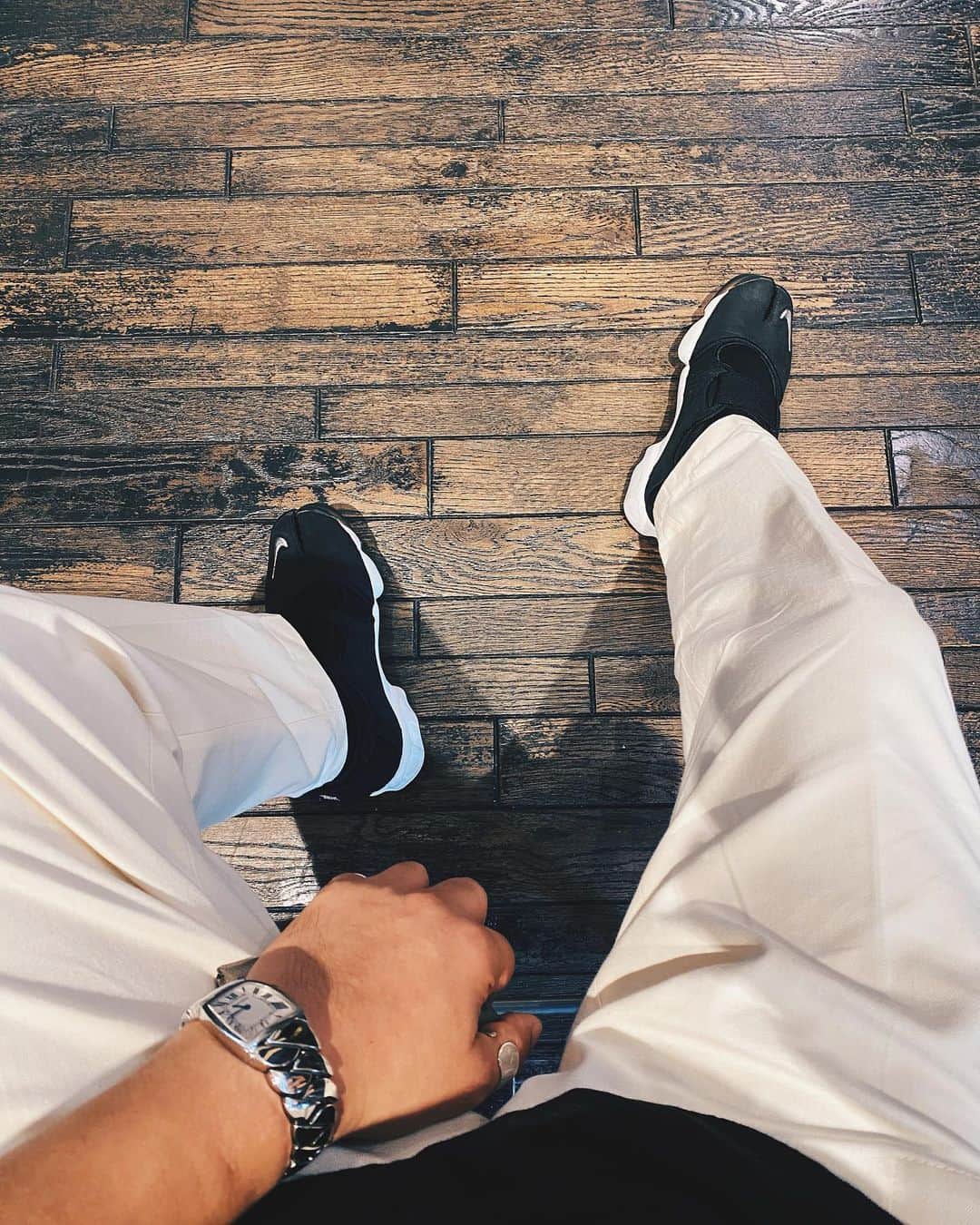 小塚源太のインスタグラム：「Monday Mood🐼 #monochrome #menstyle」