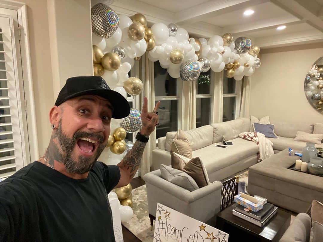 A.J.のインスタグラム：「How sweet I walked in from a 16 hour rehearsal day to this amazing display of love and encouragement from my family. Let’s go #teamgetdown.」