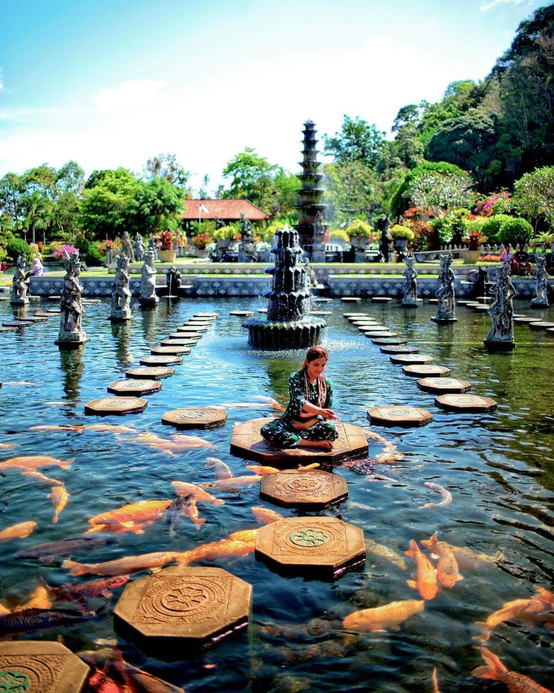 Ashantyさんのインスタグラム写真 - (AshantyInstagram)「“Tirta Gangga”  Tirta Gangga secara harfiah berarti air dari Sungai Gangga yang merupakan penghormatan kepada masyarakat Hindu Bali. Taman ini terkenal karena istana airnya, yang dimiliki oleh Kerajaan Karangasem. Konon ada cerita dibaliknya.. nanti ada ditayangan youtube kita thehermansyahA6 yaa.. #karangasem #bali」9月14日 12時16分 - ashanty_ash