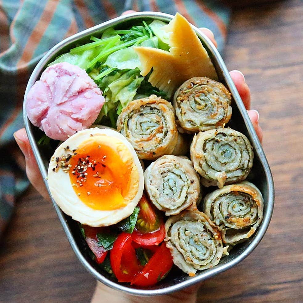 yukirichi119のインスタグラム：「2020/09/14(月) #2020ゆきりち弁当 ＊ おこんにちはー😀🖐 昨晩は久しぶりに大好きな人達と集まれて 美味しいご飯の会🇮🇹🍅🍝でした😍 コロナのせいでなかなか集まれないけど やっぱりこういう時間は必要なんだと再確認。 美味しいご飯食べてしゃべって いい息抜きになりました😌 ＊ 載っけそびれてた先週の ゆるっと糖質オフのオット弁当でスタートですが😆 今週もよろしくお願いします!!! お弁当箱⇒360㎖ ✼••┈┈┈┈••✼••┈┈┈┈••✼ ●ご飯代わりのキャベツと豆苗の塩コショウ炒め ●豚肉の大葉と梅肉巻き ●タケノコの甘辛煮 ●ミニトマトとバジルのサラダ ●おかか味玉 ●ノーザンルビーのクリチーサラダ ✼••┈┈┈┈••✼••┈┈┈┈••✼ 😀⬇ゆきりち。著書📕 ①冊目、お弁当ダイエットのレシピ本 ②冊目、サラダとお肉のダイエットレシピ本 どちらもプロフ( @yukirichi119 )のリンクから Amazonに飛べます📖 --------------------------------------------------- #野菜たっぷり #新鮮野菜 #ゆる糖質制限 #作り置き #常備菜 #ゆきりち #工房アイザワ #昼食 #diet #お弁当 #弁当 #健康 #食べて痩せる #bento #旦那弁当 #lunchbox #昼ごはん #Japanesefood # # #手抜き弁当 #痩せる #ダイエット #ズボラ #夫弁当 #発酵食品 #炭水化物抜き #秋ですね #ゆる糖質オフ」