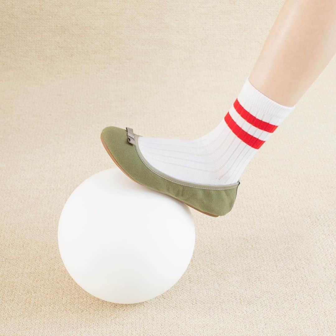 バタフライツイストのインスタグラム：「🧦 ラインソックスの投入で、遊び心溢れる足元に早変わり。これがガーリーコーデの旬な楽しみ方。﻿ ﻿ 【KIRA(GRN)】﻿ B21064 4,000(+tax)﻿ ﻿ #butterflytwists #バタフライツイスト #ポケッタブルシューズ #フラットシューズ #🥿」