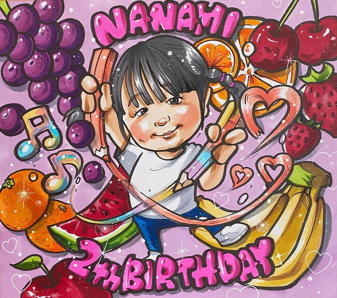 似顔絵★𝗚𝗢𝗥𝗜𝗞𝗜𝗡𝗚のインスタグラム：「. . . 先日の一枚目❤️❤️❤️ . . . . 二枚のご依頼でした❤️❤️⭐️✨ . . こちらは色紙にお子様のお誕生日の記念に🎂⭐️✨  お子様の、果物が大好き、 絵を描くことが大好き、踊ることが好きなどを込めた一枚に😍⭐️✨  . . お誕生日おめでとうございます😍❤️❤️⭐️✨💕 . . . .  ❌❌現在は、予約受付終了してます❌❌ 。 . . .  2020年度ご予約のお客✨ 現在70番までの方へ案内中です🌟✨💕 DMの確認いただきgmailへ返信宜しくお願い致します🙇‍♀️🌟✨✨ . . . .  次回の予約応募は、2020年のご予約分を書き終える予定の 来年春から夏頃の、、、予定です。 ※あくまでも予定なので前後します🙇‍♀️ . . . .  オーダー再開の際には 人数制限あるため必ず予約ができるわけではございません。 そのことも踏まえた上で 次回ご検討いただけると嬉しいです(^^) . . また、結婚式の使用を考えてくださる方も多いです✨  前々からお伝えしていますが、 基本的に予約順に対応しているため、 近々の納期を希望される方は、 対応できないこともあるので、 あらかじめご了承ください💦 . . . . . ※今回予約が取れた方へ※ . .  写真がまだ用意できてない、入金が遅れそうなど、状況により、順番が前後することもございます‼️ あらかじめご了承ください。 。 . . . また、芸能人、キャラクターのオーダー、パロディ風オーダーはお断りしています。  芸能人については、ご本人様に直接プレゼントなどはOKです。 . . . . . . 💰料金表は過去投稿記事みてね❤💰 . . . . . ➡️ハッシュタグ⇨ goriking117料金表2019⬅️ . . ✨✨✨✨✨✨✨✨✨✨✨✨✨✨✨✨ @by.goriking のアカウントでは、 過去書かせて頂いたお客様方からの、 似顔絵のその後のお写真をいただき、 投稿しております^ - ^❤️❤️ 玄関に飾ってある似顔絵、 渡した瞬間のお写真、 ご本人とのお写真などなど💕 いろんな場面でのお写真お待ちしております^ - ^✨⭐️ . . . .  .  #似顔絵#pencildrawing#drawing#pencil#illust#painting#art#artwork#絵描きさんと繋がりたい#似顔絵師#gorikingの似顔絵屋さん#娘#二歳#happybirthday#birthday#🎂#おめでとう#女の子#果物#お絵かき#落書き#可愛い#誕生日#cute#sweets#comicart#anime#animeart#comicartist#animejapan」