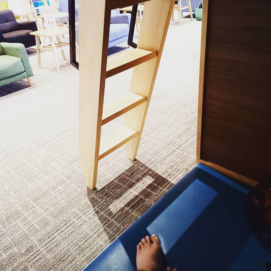 松本隆博のインスタグラム：「。 この隠れ家感が落ち着く (^○^)。 今日はここで明日のラジオねた を整理する(˙◁˙)  ～人生遊歩道～」