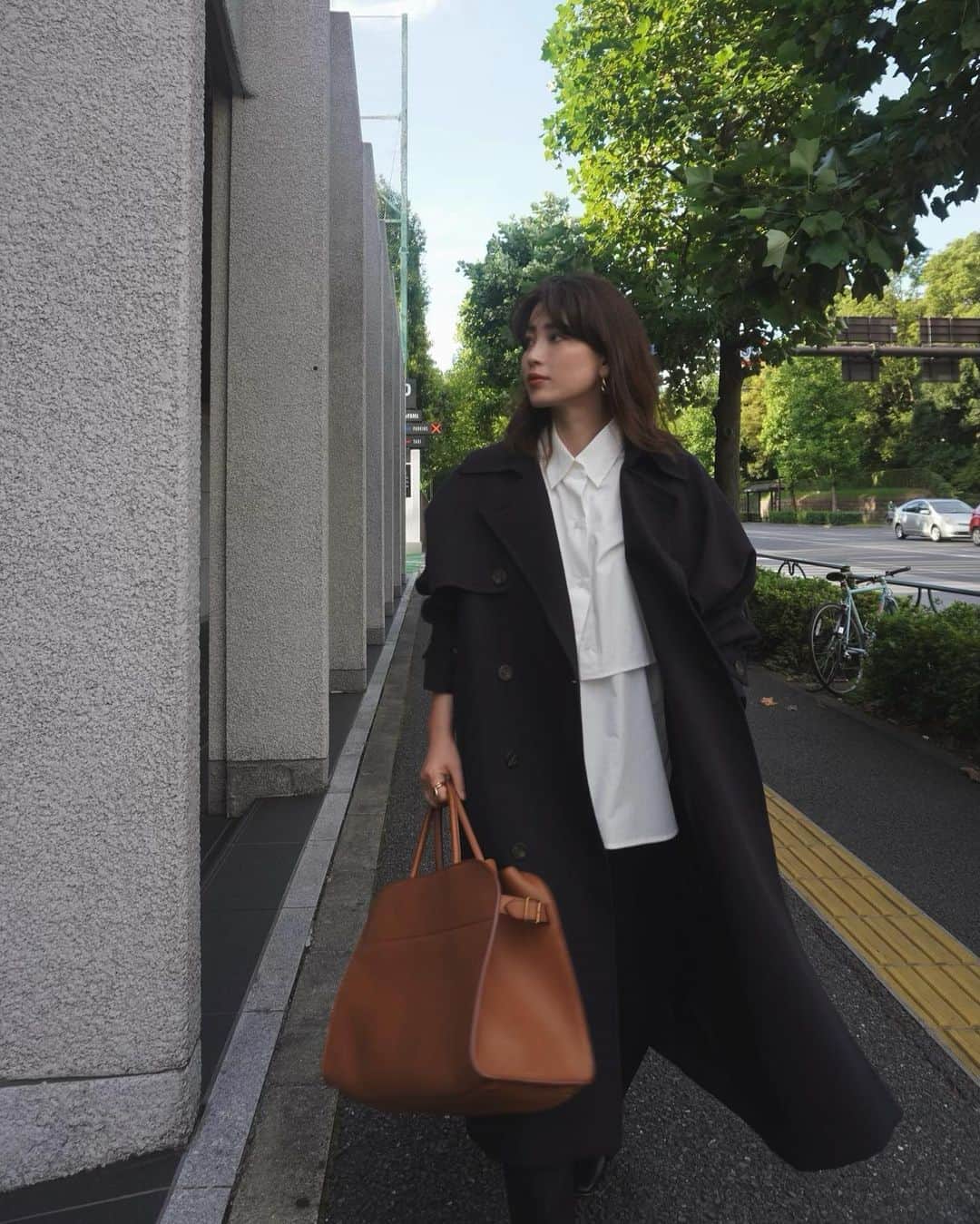 JUNNAのインスタグラム：「@etretokyo  HPにて今週発売の新作一覧を公開中です👩🏽‍💻💭  写真は オーバーサイズトレンチコート  ランダムで凹凸感のあるふわふわなコットン生地を使用し着くずさなくとも力が抜ける穏やかな色合いと 女性らしい柔らかいムードが魅力の1着。 1着1着凹凸感が異なるのもポイントです。  中にニットも合わせられるビッグシルエットで 肩のガンパッチから袖が一体になり繋がっている ドルマン風のデザインもETRÉ TOKYOらしい◎  【新作発売スケジュール】 📍ルミネ新宿店　毎週木曜日　新作入荷 📌ETRÉ TOKYO  毎週木曜日19:00 📌ZOZOTOWN  毎週金曜12:00 📌ELLESHOP  毎週土曜8:30  ETRÉ TOKYOの秋服は このハッシュタグでご覧いただけます↓ #2020ETRE_AW  #ヘアスタイル #ヘアアレンジ #ミディアムヘア #ミディアム #celvoke#therow #秋メイク#オレンジ#ブラウン#ベージュ#カジュアル #大人カジュアル#ホワイト#モノトーン#秋服#トレンチコート#156cm#etretokyo」