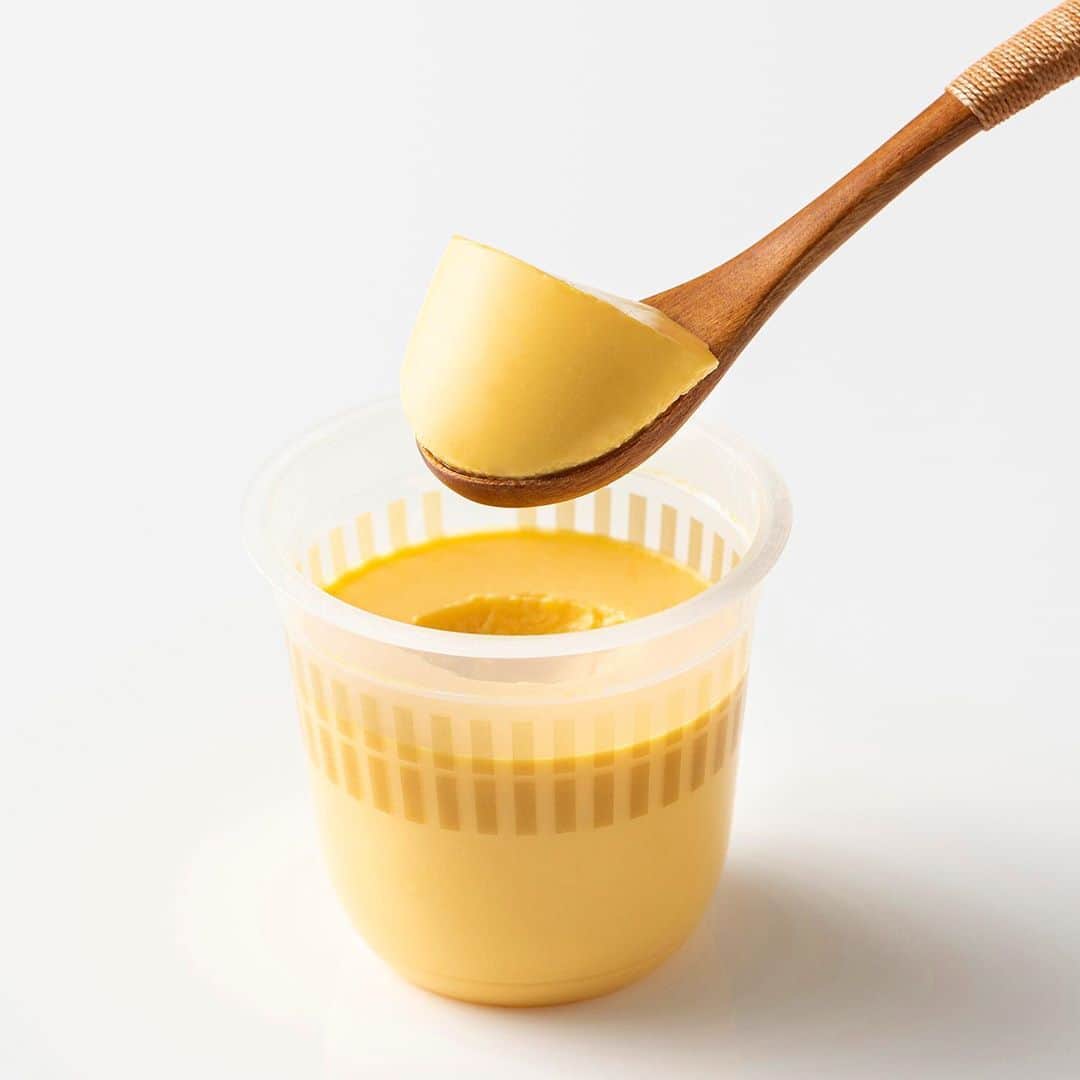 トーラク株式会社さんのインスタグラム写真 - (トーラク株式会社Instagram)「みんな大好き秋の味覚 🍠いも🌰くり🎃かぼちゃ　  　　 かぼちゃのあまくて濃密な味わいを楽しめるプリン🍮が登場しました    糖度が高くスイーツと相性の良い🎃北海道産えびすかぼちゃ🎃のペーストを使用した、素材そのもののおいしさを活かしたスイーツです❤️    👻ハロウィンパッケージは10月下旬までの期間限定🌟    カップマルシェ 北海道産 えびすかぼちゃのプリン　135円（税別）    https://www.toraku.co.jp/products/detail/1321/?utm_source=20200914&utm_medium=Instagram    #トーラク  #カップマルシェ  #プリン  #プリン部  #プリン好きな人と繋がりたい  #えびすかぼちゃ  #かぼちゃプリン　#カボチャプリン  #かぼちゃのプリン  #かぼちゃスイーツ  #パンプキン  #パンプキンプリン  #コンビニスイーツ  #コンビニデザート  #今日発売  #本日発売  #おうち時間  #おうちカフェ  #おうちおやつ  #おうちで過ごそう  #おうちcafe  #おうちスイーツ  #ステイホーム  #こどものおやつ  #今日のおやつ  #本日のデザート  #デザートは別腹  #秋スイーツ  #秋の味覚  #ハロウィンスイーツ」9月14日 12時12分 - toraku_kobesweets