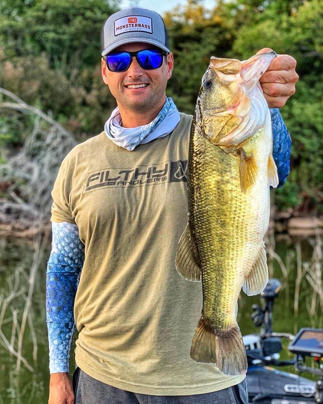 Filthy Anglers™さんのインスタグラム写真 - (Filthy Anglers™Instagram)「Team Filthy Ambassador @jasngreenfishing with an absolute beast of a largie. Been a few weeks since we posted him right? To be honest we could post him daily with his catches. Congrats on the catch buddy, you are Certified Filthy, message is to join our team today! www.filthyanglers.com #fishing #filthyanglers #bassfishing #monsterbass #bigbass #outdoors #kayak #kayakfishing #catchandrelease #anglerapproved #fish #getfilthy」9月14日 12時19分 - filthyanglers
