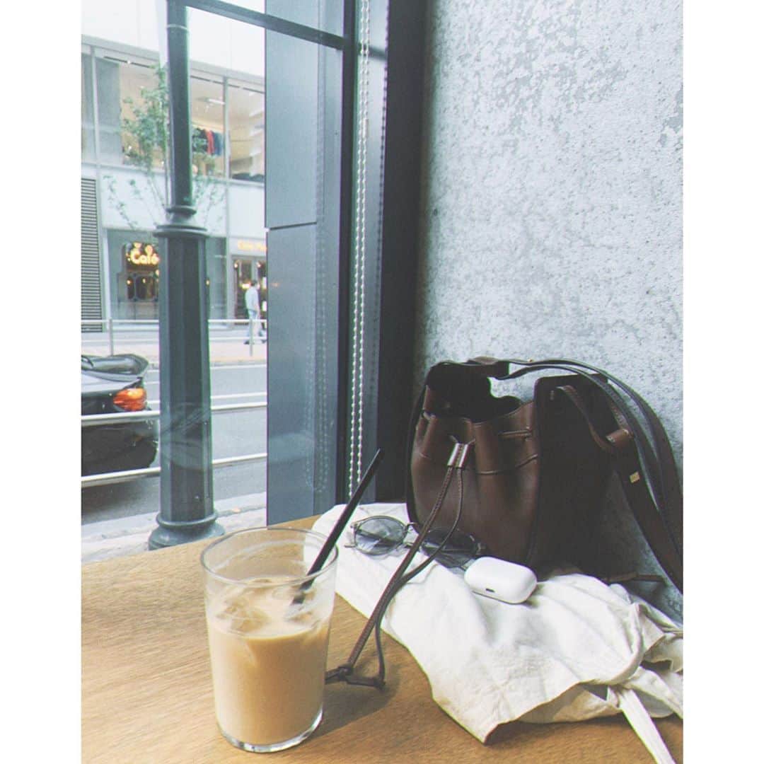 猪鼻ちひろのインスタグラム：「☕️🥺 ホットかアイスか悩むようになったら夏の終わりを感じる。。 #森山直太朗 さんの #夏の終わり 聴いちゃう🥺🦻 大声で唄うの我慢しちゃう。(当たり前) #夏の終わりに  #なんだか切ないけどニット着たのは嬉しかった #お洒落なカフェ #今いるのはドトール笑 #ドトール大好き」