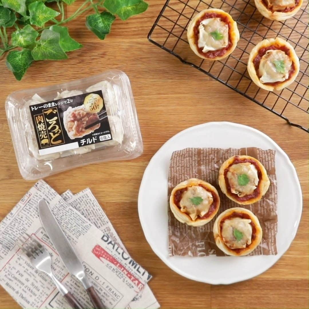 みまつ食品 餃子工房RON ひとくち餃子とキャベツサイダーのインスタグラム：「美味しい焼売のアレンジレシピ！！ 焼売とトマトソースで手軽にできるミートパイです。  ★材料2人前★ ごろっと肉焼売1パック 冷凍パイシート1枚 トマトソース80g イタリアンパセリ少々  ★作り方★ 1.冷凍パイシートを伸ばして6等分に切ってバター(分量外)を塗った型に入れ、型に合わせて形を整える。 2.トマトソース、ごろっと肉焼売を入れる。 3.200°Cに予熱したオーブンで15分焼く。 4.イタリアンパセリをのせる。  ワンポイントアドバイス パイシートの淵に卵黄を塗ると焼き上がりが綺麗に仕上がります。  簡単にミートパイができてしまいます！！ 普段とは違う一品をおかずにいかがですか？ 是非お試しください！！  #焼売　＃しゅうまい　#デリスタグラム #おうちごはん  #今日のごはん  #手作り料理 #時短料理 #時短レシピ  #中華料理 #みまつ食品 #晩ごはん #夕ご飯 #クッキングラム #料理動画 #家ごはん #料理好き #料理好きな人と繋がりたい #夜ごはん #手料理　＃おやつ ＃#パイ生地シート ＃#パイ生地 ＃#ミートパイ ＃#ミートパイ作った」