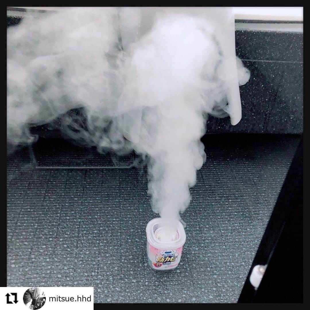 【公式】ルック 防カビくん煙剤さんのインスタグラム写真 - (【公式】ルック 防カビくん煙剤Instagram)「. #regram @mitsue.hhd お掃除お疲れさまです✨ しっかりしたお掃除の仕上げに防カビくん煙剤をお使いいただき、嬉しいです😊🎵 ぜひこれからも、定期的にモクモクしてくださいね💭 . 防カビくん煙剤は、しっかりお掃除したお風呂の仕上げにもピッタリ💡 . その理由は👀 除菌成分「銀イオン(Ag)」の煙が浴室の隅々まで届いて、目に見えない黒カビの原因菌を除菌し、約2ヶ月間、黒カビの発生を防ぐからなんです🌈 . また、除菌成分の銀は、身近で広く使われる成分なので安心です🙆‍♀️ 塩素不使用だから、ツーンとしたニオイもなく、手袋の必要もありません🙌 . 皆さんも、ぜひお風呂をがんばらなくてもキレイにキープしちゃいましょう😉💗 ・・・ 2020.8.31.Mon. こんばんは╰(*´︶`*)╯ . . 今日も朝から夏日☀️ . . 昨日は . . キッチン丸洗いに続き . . 浴室丸洗いを決行🛀 . . 手順はキッチンと同様 . . 最後に防カビくん煙剤を噴射して . . 久しぶりの映画♡♡♡ . . . . . . . . . . #bathroom #cleanup #antimold #smokeagent #smoke #silverions #sterilization #lion #浴室掃除 #浴室クリーニング #浴室丸洗い #カビ予防 #防カビくん煙剤 #ルック防カビくん煙剤 #おふろの防カビくん煙剤 #噴射 #ライオン製品 #銀イオン #除菌 #2ヶ月に1度 #住まいのメンテナンス #家事を楽しむ #心地よい暮らし #休日の過ごし方 #映画館 #久しぶりの映画 #糸 #気持ちいいスタート #三重家づくり」9月14日 12時26分 - look.plus_official