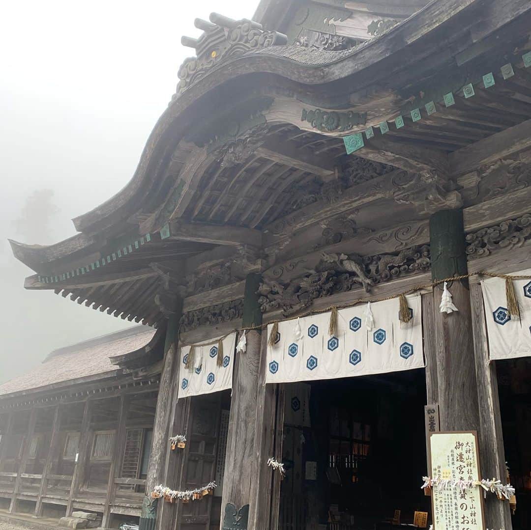 のインスタグラム：「ヒーリングスポット 大神山神社 奥宮 と 大山寺に行ってきたよー😁  小雨降ってたから すっごく空いてて ソーシャルディスタンス気にせず 癒し空間を満喫しましたっ😉  奥宮とお寺のある 石畳の山道を往復1時間ほど 散策👟  スマホ疲れの目に優しい景色を 楽しんできました😁  #大山 #鳥取旅行 #ヒーリングスポット #大山神社 #大山寺 #神社仏閣巡り #神社好きな人と繋がりたい #癒しの時間 #trip」