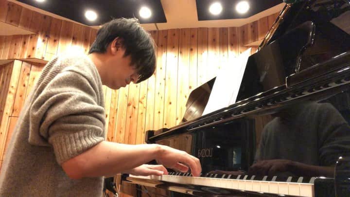 佐藤純一のインスタグラム：「レコーディング後にスタジオのFazioliで再生讃美曲のテーマ部分を弾いてみた動画です。  かつてない程の大編成のレコーディングを敢行、組曲的な盛り沢山な展開で、”1曲で2時間半並みのボリュームが詰め込まれたとんでもなく壮大な曲 ”が完成したわけですが、作曲の際に最初に浮かんで来たのはこの旋律でした。  実際のRECでは伊賀拓郎さんにピアノを演奏していただいております。  当初はこれをイントロとして作っていて、どんどんその先を展開させて行ったのですが、最終的に、古川監督からのリクエストで、完成版のイントロを新たに作り、それによって中盤や最後の展開も変わってさらに壮大な曲になりました…。  初回限定盤のブックレットには僕もコメントを寄せております。  映画のパンフレットでは中村彼方さんと山田公平さんと僕の鼎談インタビューも掲載されておりますので、是非ご覧ください。  ♢♢♢♢♢♢♢♢♢  劇場版再生産総集編 『少女☆歌劇 レヴュースタァライト ロンド・ロンド・ロンド』 主題歌  スタァライト九九組 / 再生讃美曲  Lyrics : Kanata Nakamura Music & Arrangement : Junichi Sato(fhána) Orchestral Arrangement : Hinako Tsubakiyama(Dream Monster)  Bass : Yu Suto Drum : Hiroyuki Suzuki Guitar : Yosuke Yamamoto Piano : Takurou Iga Chorus : Nona Iwamura  Strings : 1st violin - Yu Manabe, Ayaka Jomoto, Eriko Ukimura, Shuga Hayashi 2nd violin - Naoko Ishibashi, Ayaka Notomi, Yuri Kamei, Natsumi Okimasu Viola - Masaki Shono, Hyojin Kim, Atsushi Nagaishi Cello - Toshiyuki Muranaka, Takayoshi Okuizumi Contrabass - Masayuki Kimura  Woodwind :  Flute : Kei Sakamoto Oboe : Mayuko Morieda Clarinet : Hidehito Naka Fagotto : Osamu Fukui  Brass : Trumpet : Sho Okumura, Hitomi Niida Trombone : Eijirou Nakagawa, Keiichiro Sato Hron : Kaname Hamaji, Shu Ohigashi, Sekitoshi Nobusue, Masaaki Mukai  Vocal Direction & All Other Instruments : Junichi Sato(fhána)  #スタァライト #再生讃美曲 #ロンドロンドロンド」