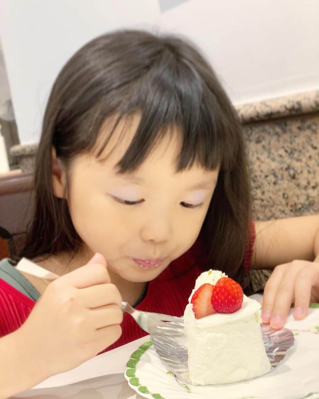 内藤陽子さんのインスタグラム写真 - (内藤陽子Instagram)「-小学生への準備- 週末はランドセルを買いに行きました👱‍♀️ 親としては、先の事を考えると ブラックやネイビーがいいっ！ 5歳の女の子としては、パープル💜レッド❤️ブルー💙がいいっ！と… あれだこれだと悩んだ結果、 ブラックになった🙌🙌🙌 キッズ携帯はニコがミントを選んだよ💚📱 半年後には小学生。 早かったような、、 赤ちゃんの頃は必死過ぎて、、 ようやくここまでこれた。 また次の6年、楽しみだ。  #小学生 #superthanks #6年間 #がんばってくれてありがとう #また #一緒に #6年間 #がんばろうね #ランドセル #マットな質感 #金具も #オールブラック #デパート #のあとは #喫茶店 #で #ショートケーキ」9月14日 12時48分 - dadaflora