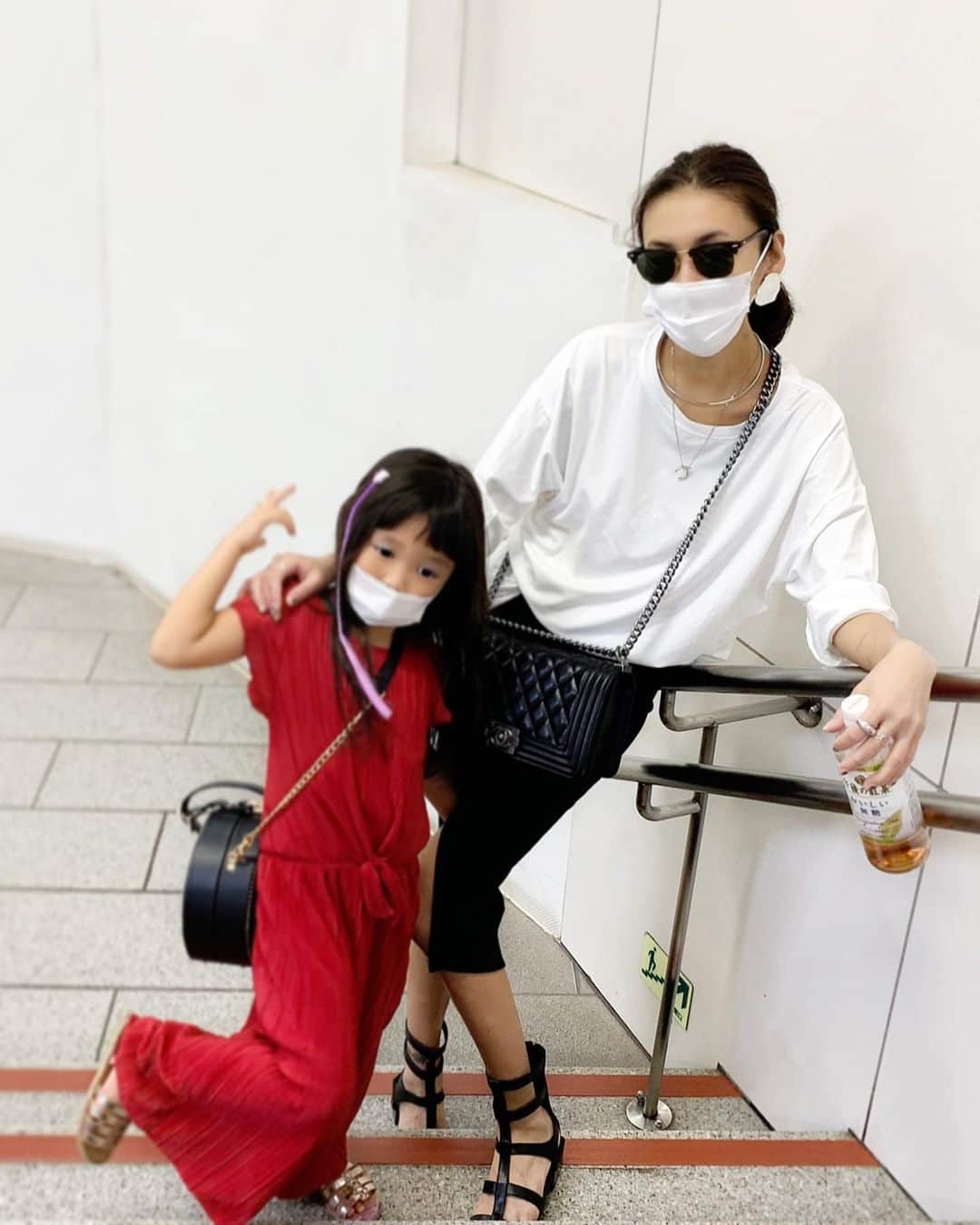 内藤陽子さんのインスタグラム写真 - (内藤陽子Instagram)「-小学生への準備- 週末はランドセルを買いに行きました👱‍♀️ 親としては、先の事を考えると ブラックやネイビーがいいっ！ 5歳の女の子としては、パープル💜レッド❤️ブルー💙がいいっ！と… あれだこれだと悩んだ結果、 ブラックになった🙌🙌🙌 キッズ携帯はニコがミントを選んだよ💚📱 半年後には小学生。 早かったような、、 赤ちゃんの頃は必死過ぎて、、 ようやくここまでこれた。 また次の6年、楽しみだ。  #小学生 #superthanks #6年間 #がんばってくれてありがとう #また #一緒に #6年間 #がんばろうね #ランドセル #マットな質感 #金具も #オールブラック #デパート #のあとは #喫茶店 #で #ショートケーキ」9月14日 12時48分 - dadaflora