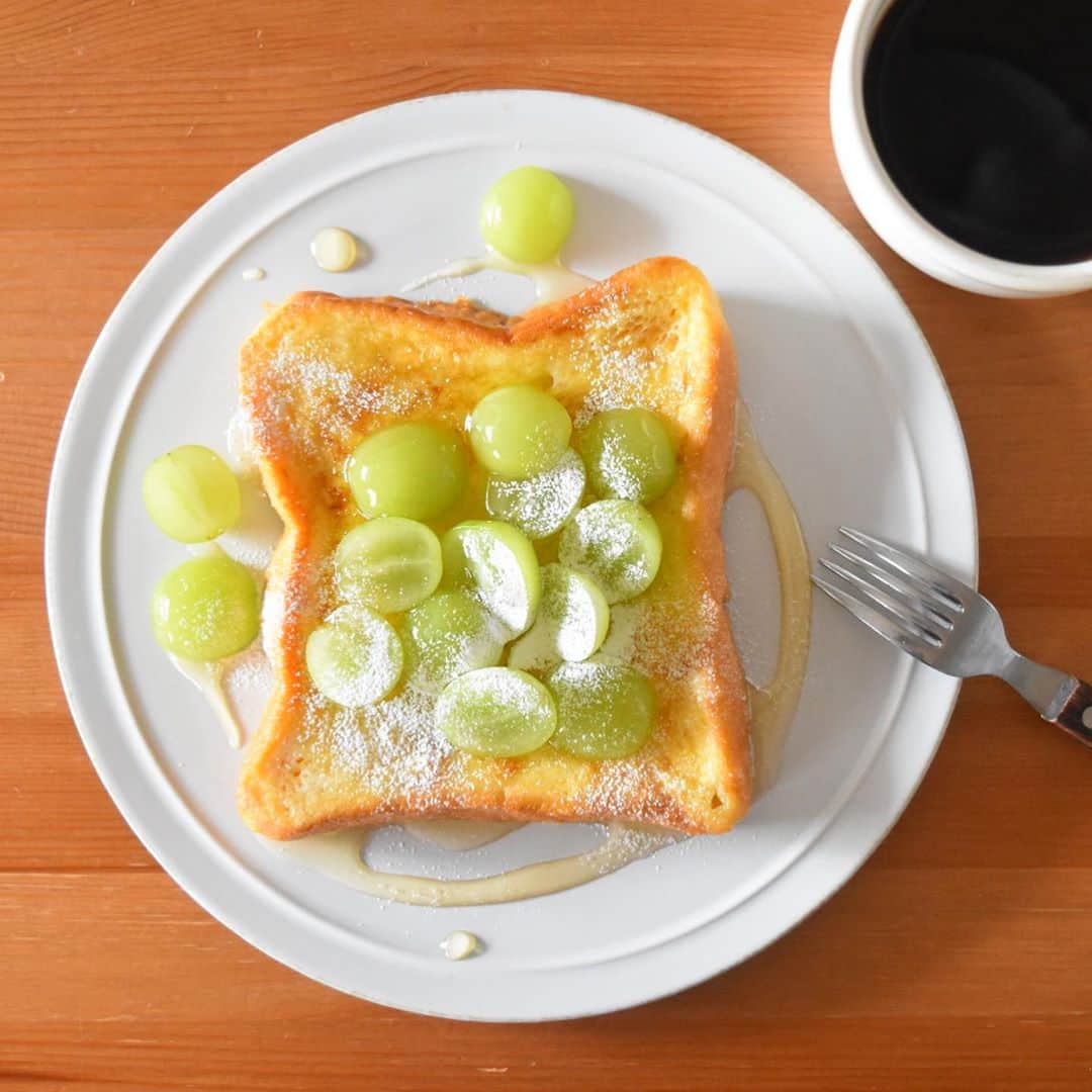 山崎佳のインスタグラム：「Today’s breakfast. 贅沢にシャインマスカットのせたフレンチトースト。 また実家から野菜や果物が届きました。シャインマスカットにナガノパープルに巨峰、スーパーでは高くてなかなか手が出ないぶどうが届いて、親子で大喜び。地元産っていうのもそれだけで嬉しい。」