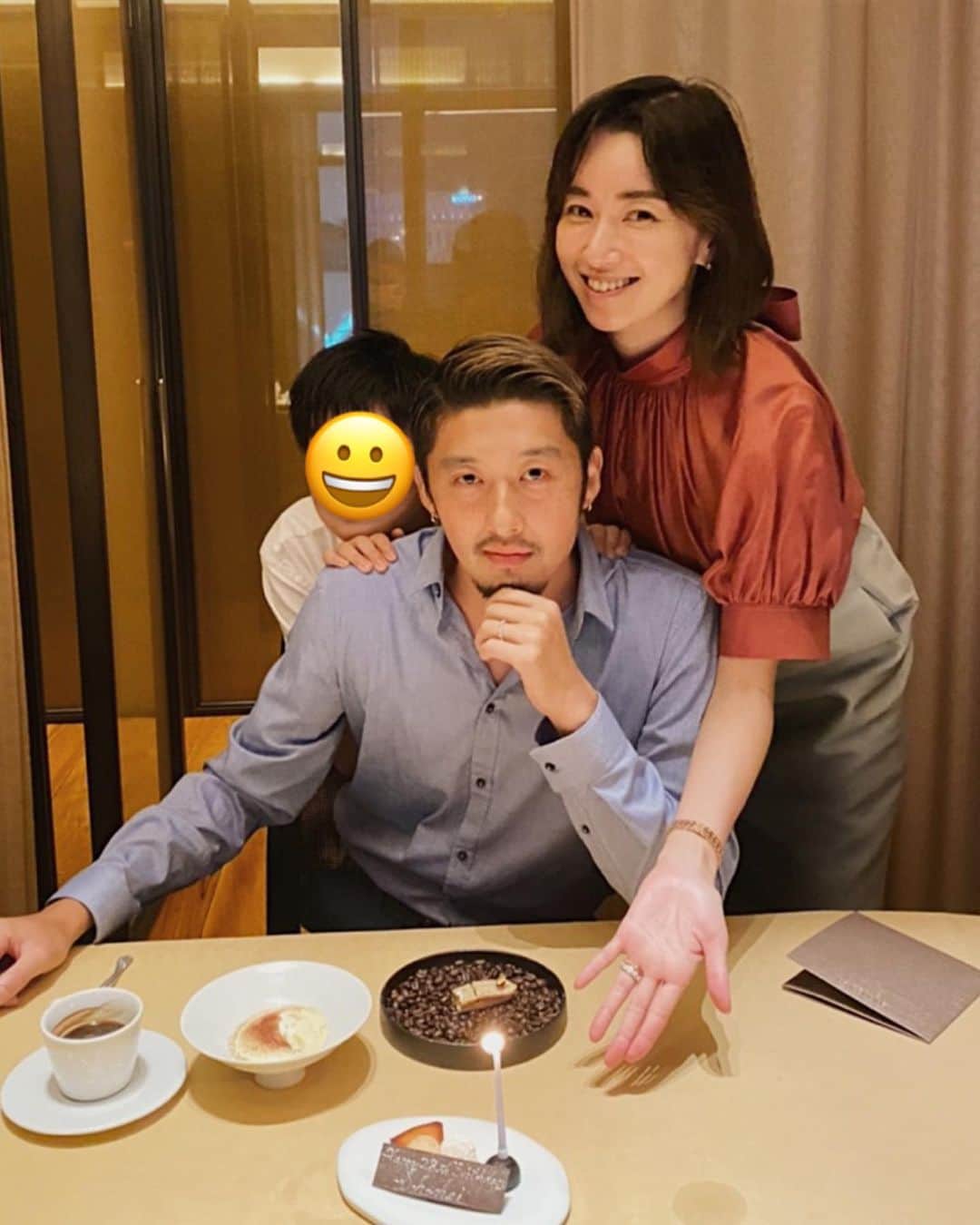 のインスタグラム：「@bulgari に招待され家族でdinnerへ🍽 ちょっと早めの僕らの結婚記念日と僕の誕生日をお祝いしてくれましたー🙇‍♂️🙏 息子は僕が小学校の頃にきてたシャツでお出掛け✌️ #bulgari #nicashoheylife」