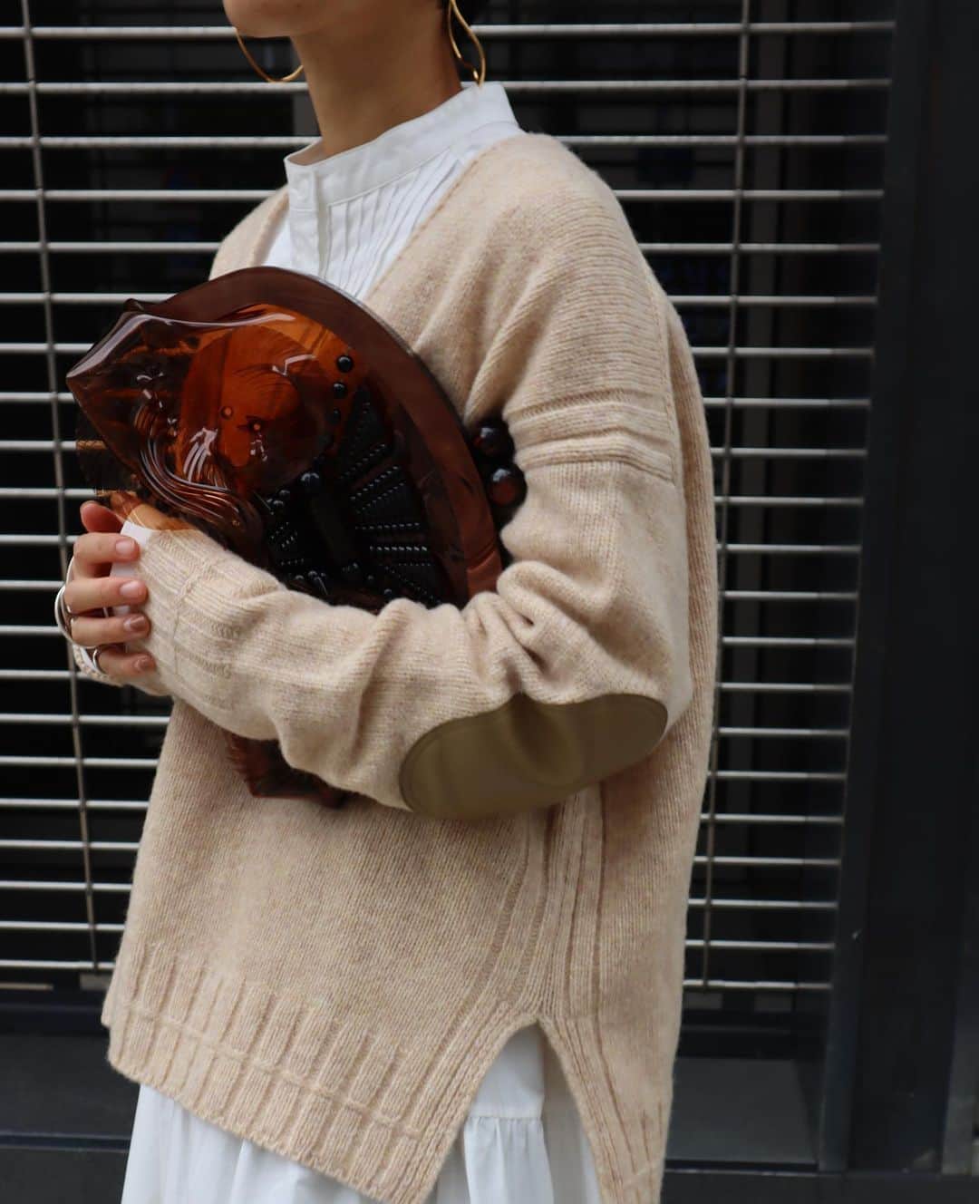 正中雅子さんのインスタグラム写真 - (正中雅子Instagram)「wool elbow patch knit🧶 * すんごくオススメでどの角度からも可愛い仕上がりに☺︎ * こちらは、made in japanのもので丁寧に編み上げてもらったもの🇯🇵 * ウール混で暖かく、シンプルなようで細かなディテールを効かせていて肘のエルボーパッチがアクセントに！ * 深めのVネックなのでワンピの上に重ねたり、タンクに重ねてこなれ感が出るやつです👌 * 今シーズンは、ニットの仕上がりが良くてかなり早くから出来あがってて早くお披露目したいものばかり🤤 * 朝にpostしたシャツドレスと重ねています！2枚目以降が分かりやすいかな♡ * こちらも明日22:00入荷です🕊 * #MACHATT #masaco服」9月14日 12時58分 - masacoshonaka