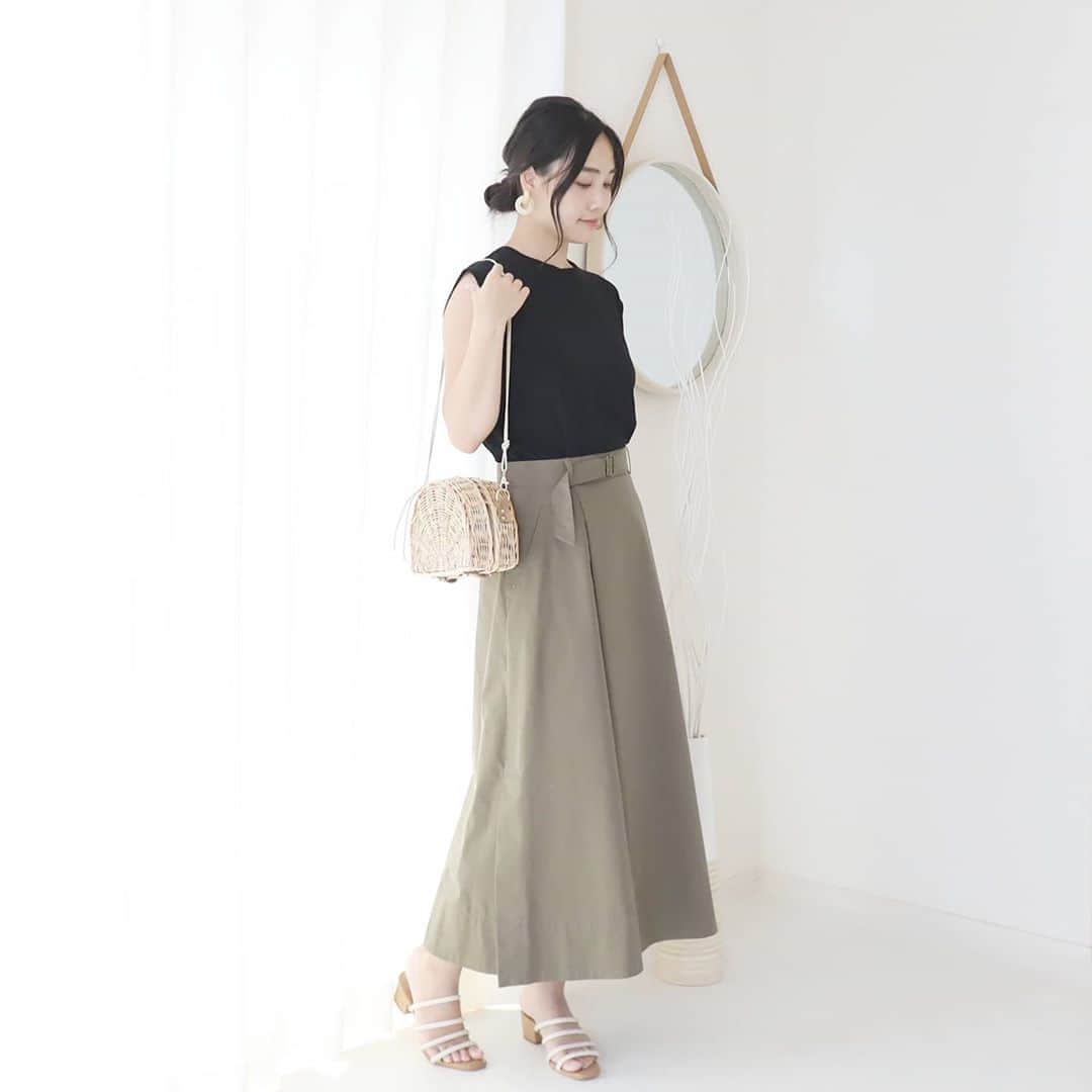 Eri Satoのインスタグラム：「black×khakigreenコーデ · skirt: @bouncybond shoes: @adevivre · スカートは @bouncybond のもの。 #ウォッシュドコットンパンツに見えるラップスカート ラインが綺麗で脚長に見える☺️ · 今朝はだいぶ涼しかったなー💛 ·  #BOUNCYBOND#バウンシーバンド#高身長コーデ#ママコーデ#カジュアルコーデ#スカートコーデ #fashion#ootd#outfit#code#coordinate#style#ファッション#コーディネート#コーデ#プチプラ#プチプラコーデ#シンプルコーデ#mamagirl#locari#partegram#カジュアル#お洒落さんと繋がりたい」