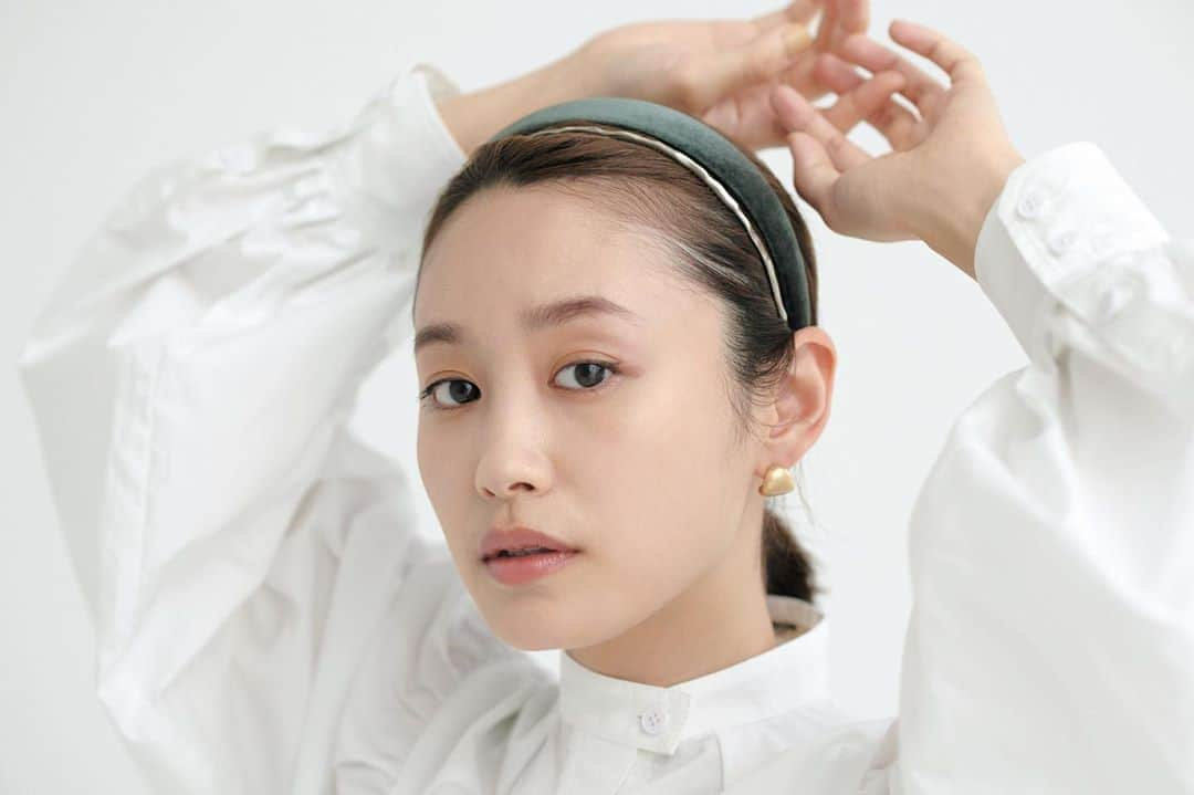 SPRiNGさんのインスタグラム写真 - (SPRiNGInstagram)「今月はヘアアクセを上手に使いこなしている愛ちゃんにアレンジテクニックを披露してもらっています🧡 こちらはカチューシャを2個づけしてるのにヘルシーに見せるテクニック💐  #fashion#makeup#beauty#マスク#接触冷感マスク#マスクポーチ#タオル#接触冷感タオル#MOOMIN#ムーミン#雑誌付録#ヘアスタイル#ヘアケア#ヘアトレンド#スプリング#スプリング10月号#宝島社#山本美月#高橋愛#本田翼#剛力彩芽#河村美咲」9月14日 13時06分 - spring_tkj