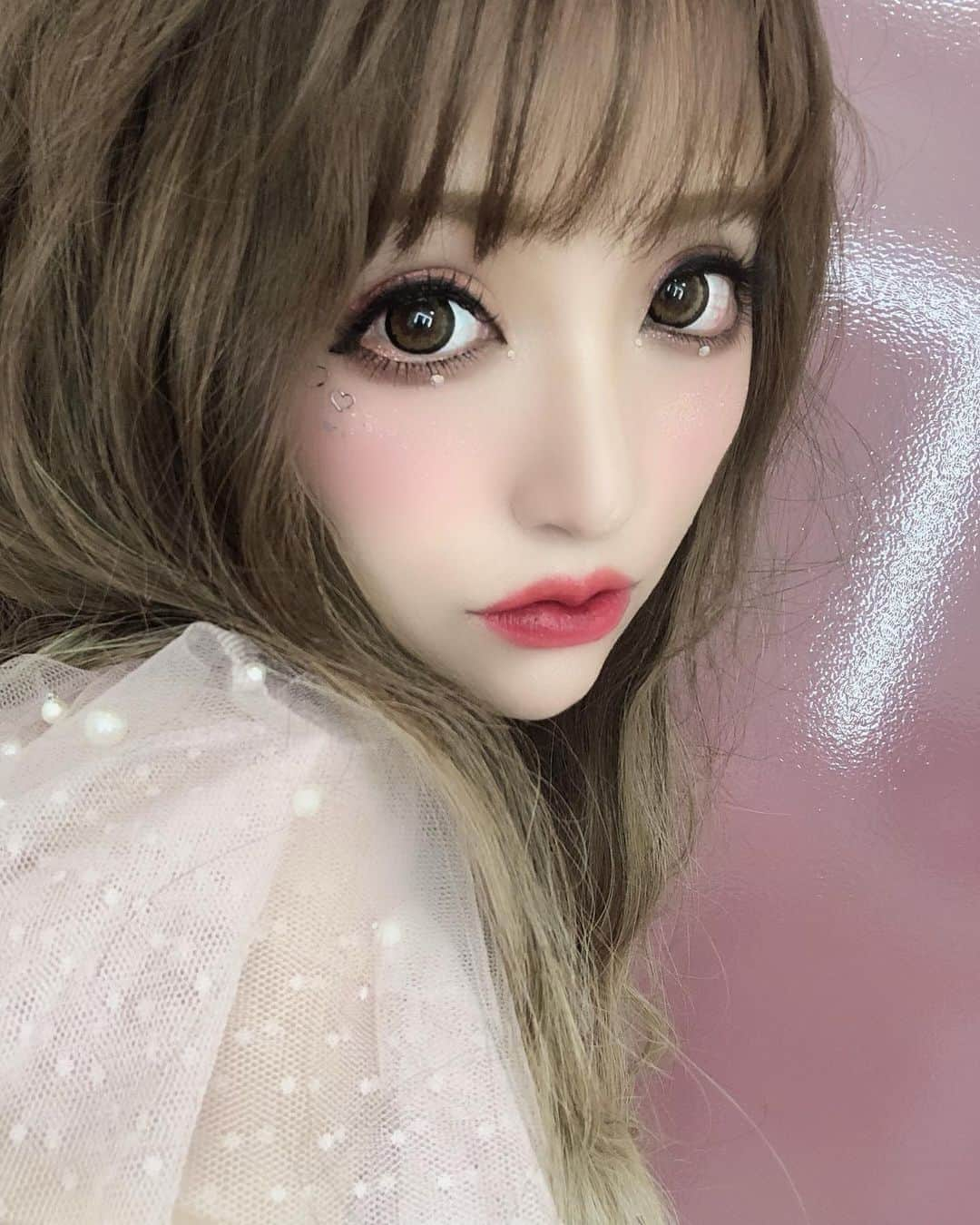 桜井莉菜さんのインスタグラム写真 - (桜井莉菜Instagram)「キラキラメイク💗💄✨ 撮影って普段出来ないメイクとかも色々出来るから楽しい💓 なんか最近自分のメイクにもマンネリしてきたし、新しいもの色々買いに行こーかなっ🤔 もし、皆様もオススメのコスメとかあったら是非教えて下さい💗💗💗  #hair#make#hairmake#ヘアメイク#キラキラメイク」9月14日 13時11分 - rina__sakurai