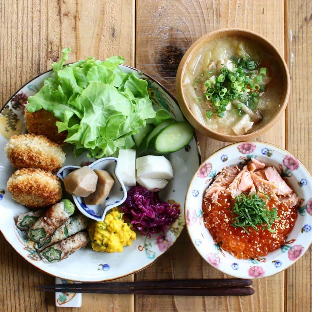 Atsukoのインスタグラム：「Today's lunch 2020.09.14 ･ ･ おからコロッケ かぼちゃサラダ オクラ肉巻き 紫キャベツラペ 長芋とキュウリのぬか漬け 親子丼 キャベツと豆腐としめじの味噌汁 ･ ･ 母が筋子を買ってきてくれたのでまた作成。笑  今日は鮭と合わせて親子丼に。 娘の友達用に買ってきてくれたのに、お先に頂いてしまいましたー😂😂 残りは冷凍しよう！笑 気づけば芋類が多い😭 コロッケにジャガイモ、里芋に、長芋にかぼちゃ😂😂😂 ダイエットしなきゃな人の献立では無いようです。ちーん。」