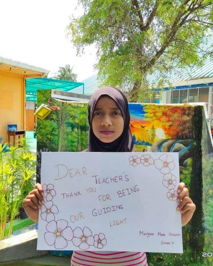 unicefさんのインスタグラム写真 - (unicefInstagram)「Know a teacher who deserves our thanks? Comment below to brighten their day with a kind message from the Maldives.⠀ ⠀ Around 1.5 billion children have been affected by school closures during COVID-19. To protect their future, we're calling on governments to work with teachers, parents and young people to prioritise schools in reopening plans and take all possible measures to reopen safely. @unicefmaldives #ThankYouTeacher #MondayMotivation」9月14日 13時15分 - unicef