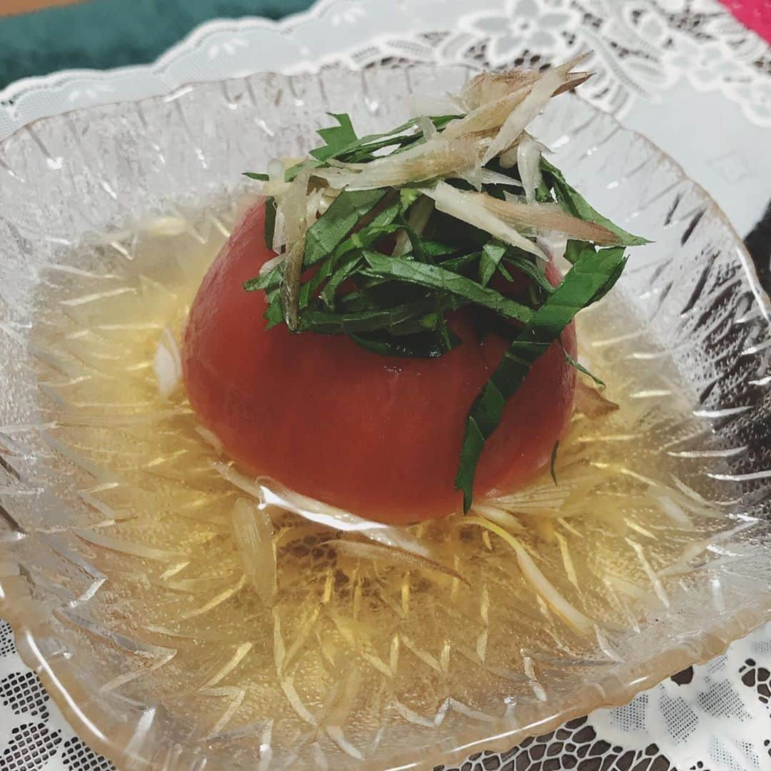 大湯みほさんのインスタグラム写真 - (大湯みほInstagram)「……… ✨冷やしトマトおでん🍅🍢✨ 居酒屋さんで食べたて、美味しかったから…作ってみたけど、とっても簡単😍 ・ 湯むき🍅して、茅野舎ダシ・薄口醤油・みりん・にドボーン✨✨これだけ🙋‍♀️1日漬けると味も、しっかりと染み込んでますよ！茅野舎シリーズ、お誕生日にいただいててからあれこれ使わせてもらってます❣️」9月14日 13時16分 - nukazukemiho0320