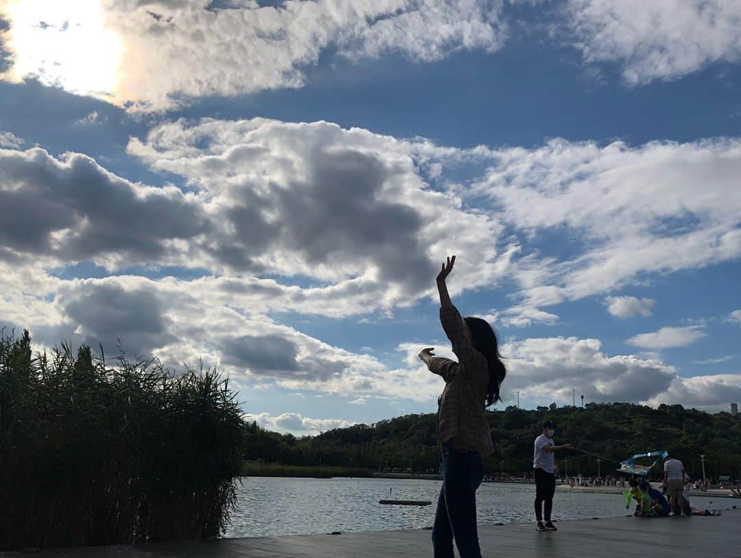 ハン・ソナさんのインスタグラム写真 - (ハン・ソナInstagram)「어제의 하늘☁️ photo by.  다시만난우리연우진오빠👦  우리 공기태씨  아니 한정현씨가 찍어준 📸  연애말고 결혼 말구 언더커버 촬영중 🎬🤍」9月14日 13時19分 - shh_daily