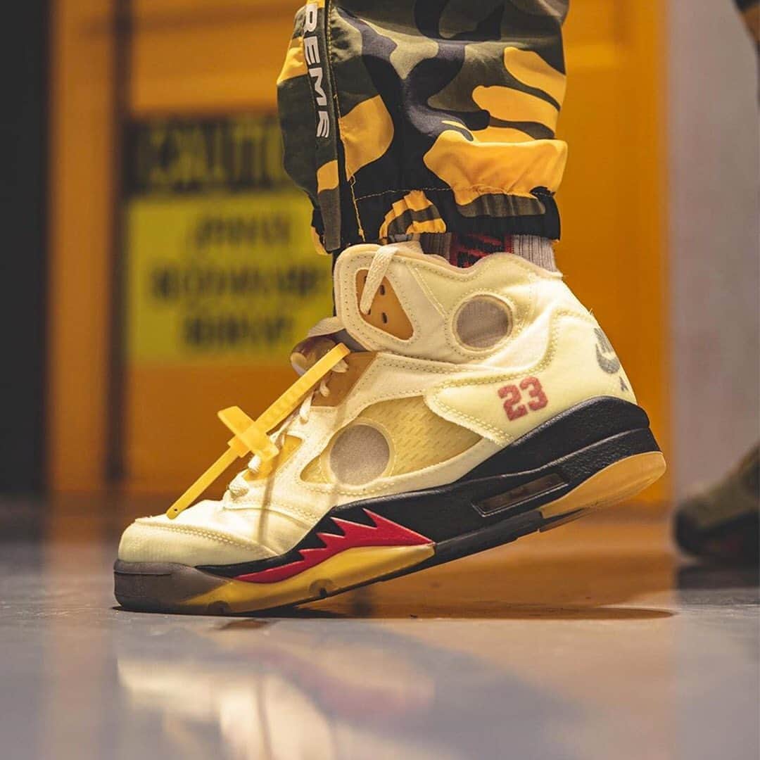 HYPEBEASTさんのインスタグラム写真 - (HYPEBEASTInstagram)「@hypebeastkicks: Take an on-feet look at @virgilabloh‘s @off____white x Air Jordan 5 “Sail.” Courtesy of noted sneaker leaker @repgod888, the yellowed detail on the “Sail” pops in undeniable fashion, the signature zip ties match the yellowed tint of the midfoot netting, eyestays and outsole as well, while traditional red and black midsoles serve up plenty of ’90s Michael Jordan flair alongside the heel’s @nike Air hit and lateral side’s #23 graphic. Rounding out the look is Abloh’s notable Helvetica branding on the medial quarter and semi-translucent circles on quarter, heel and tongue. It’s slated to arrive at retailers later this year for $225 USD. Stay tuned for official release notes. ⁠⠀ Photo: RepGod888」9月14日 13時21分 - hypebeast